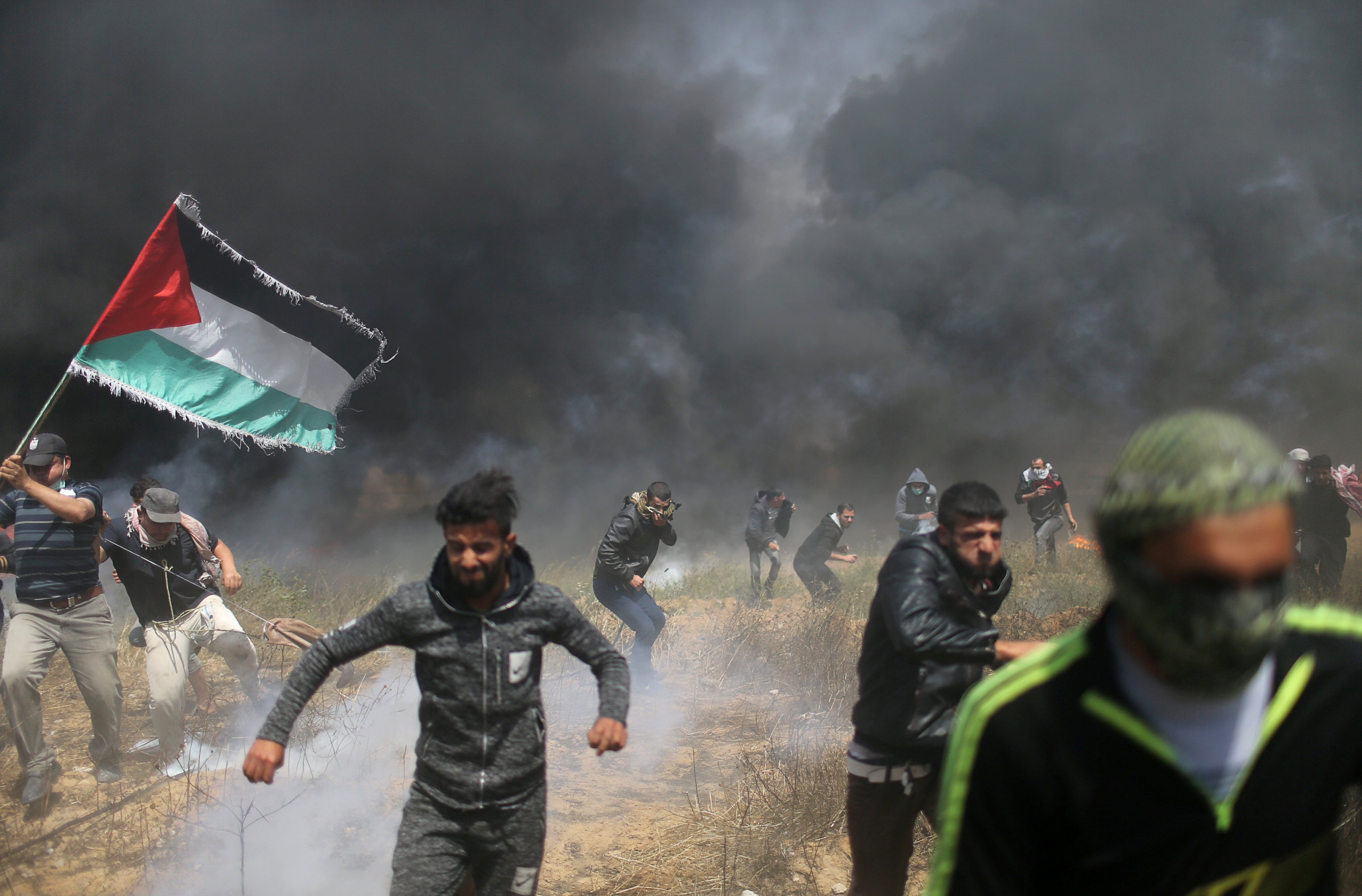 علم فلسطين وسط التظاهر