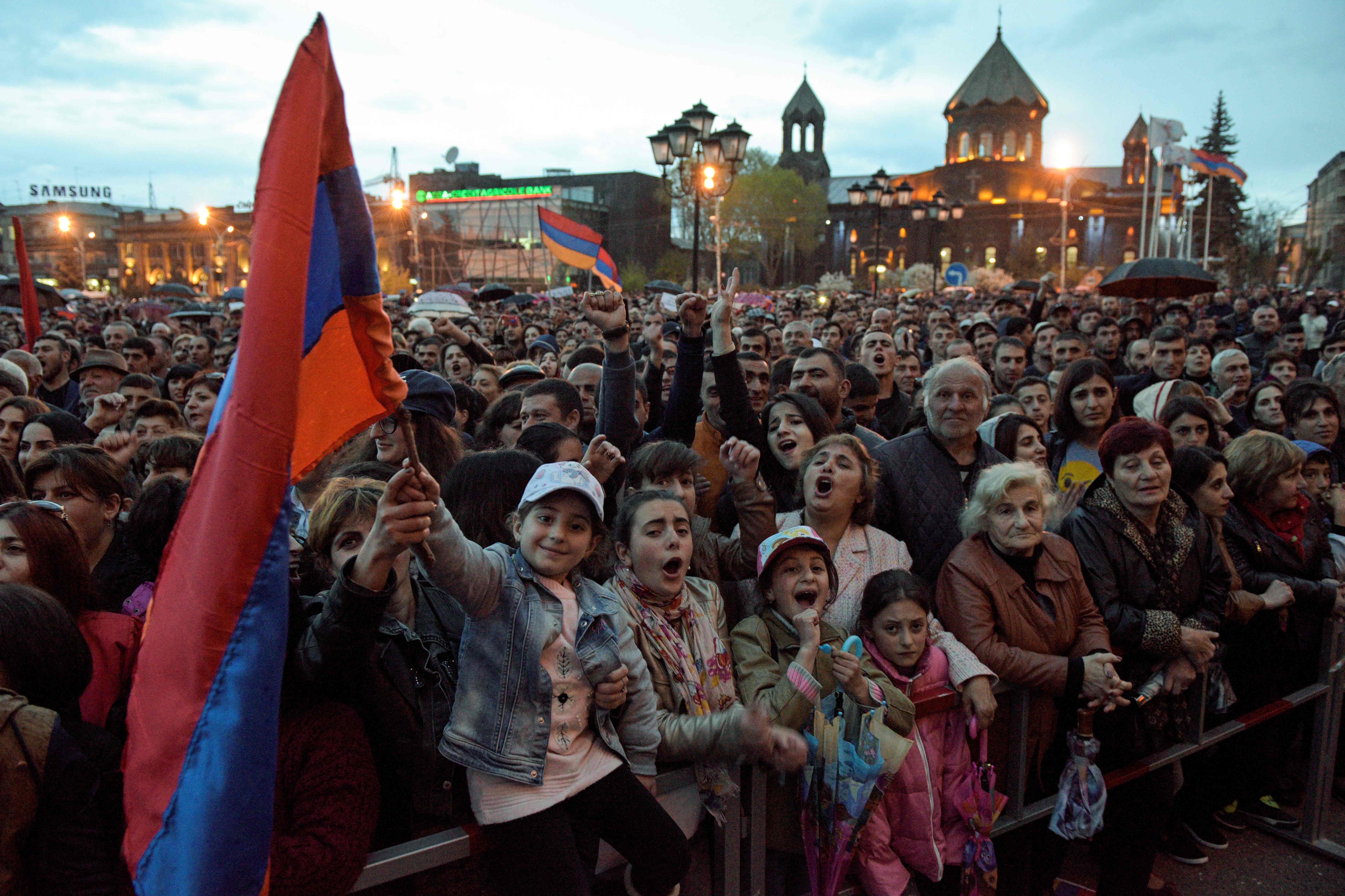 أطفال فى مظاهرات أرمينيا
