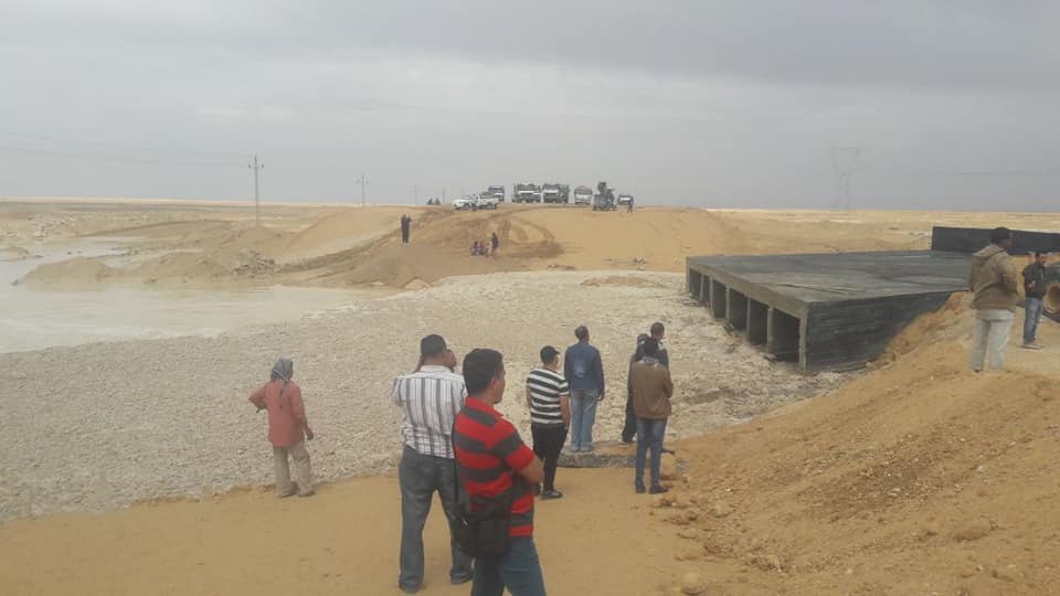 مجلس مدينة نخل ينجح فى السيطرة على السيول فى وسط سيناء (2)