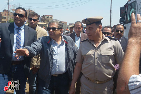 وزير البيئة خلال زيارته لمقلب أبو خريطة بالمنوفية (18)
