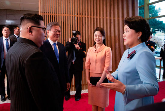 قرينة رئيس كوريا الجنوبية تتحدث مع زعيم كوريا الشمالية