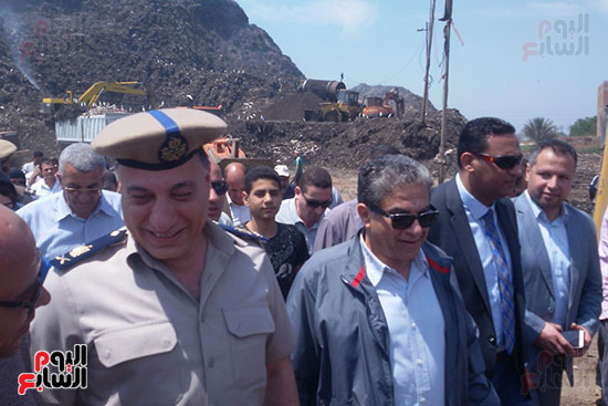 وزير البيئة خلال زيارته لمقلب أبو خريطة بالمنوفية (1)