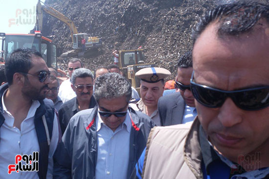 وزير البيئة خلال زيارته لمقلب أبو خريطة بالمنوفية (4)