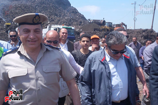وزير البيئة خلال زيارته لمقلب أبو خريطة بالمنوفية (3)