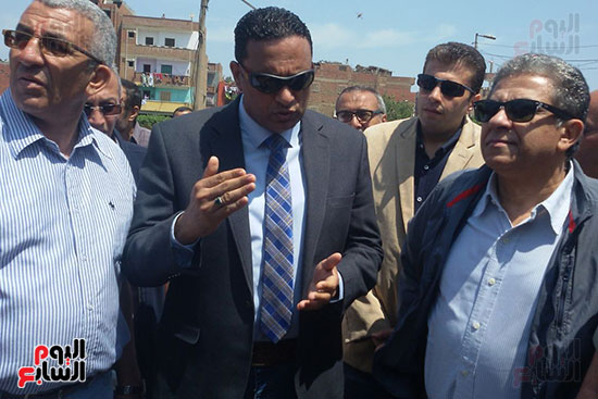 وزير البيئة خلال زيارته لمقلب أبو خريطة بالمنوفية (15)