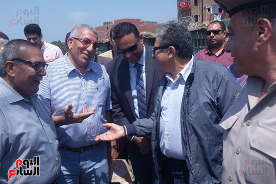 وزير البيئة خلال زيارته لمقلب أبو خريطة بالمنوفية (12)