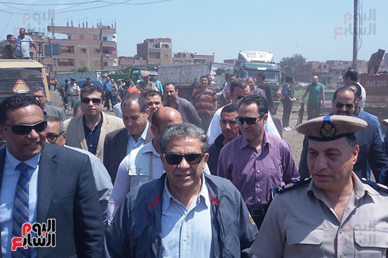 وزير البيئة خلال زيارته لمقلب أبو خريطة بالمنوفية (14)