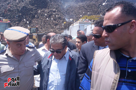 وزير البيئة خلال زيارته لمقلب أبو خريطة بالمنوفية (6)