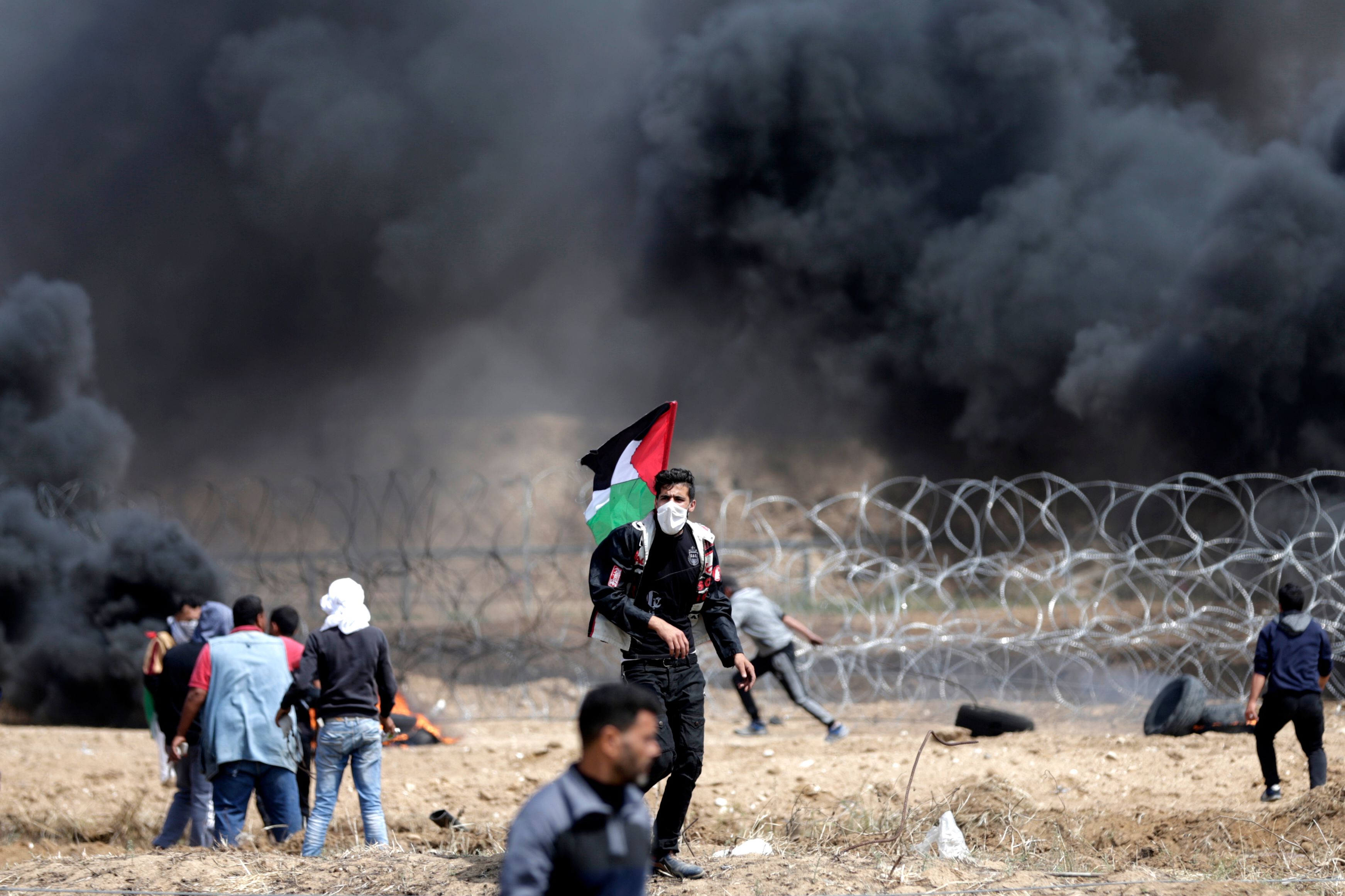 عبور الفلسطينيون السياج الحدودى 