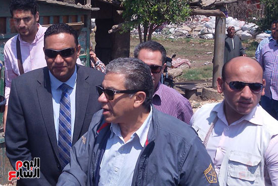 وزير البيئة خلال زيارته لمقلب أبو خريطة بالمنوفية (10)