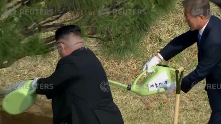 زعيم كوريا الشمالية ونظيره الجنوبى يرويان الشجرة معا