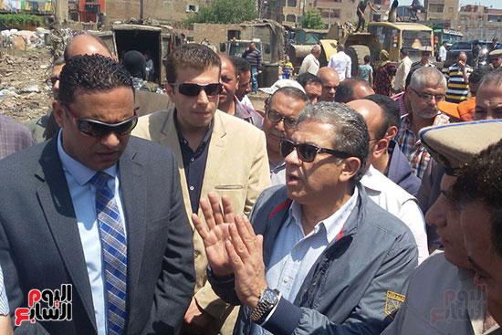 وزير البيئة خلال زيارته لمقلب أبو خريطة بالمنوفية (25)
