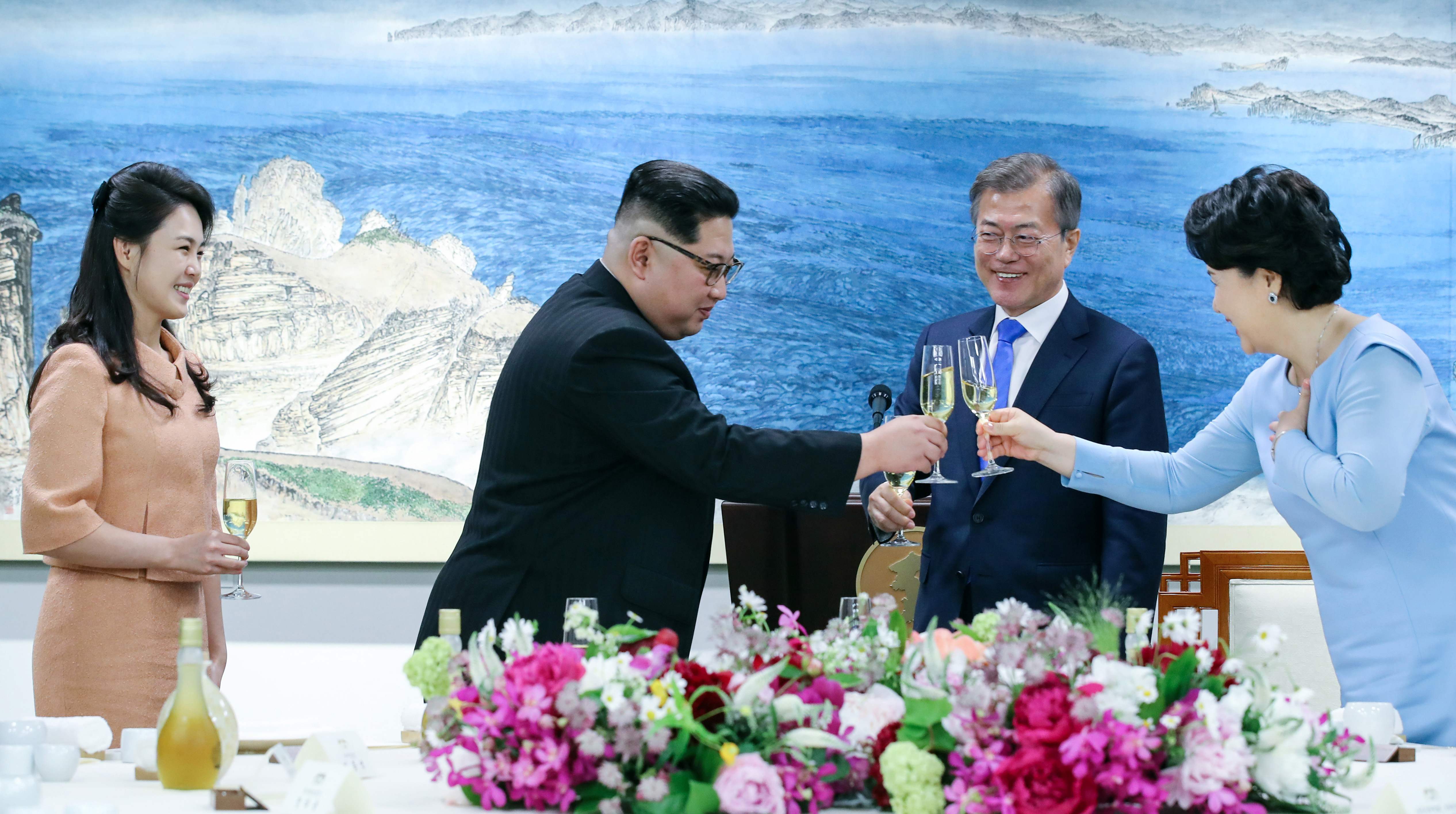 زعيما الكوريتين وقرينتهما