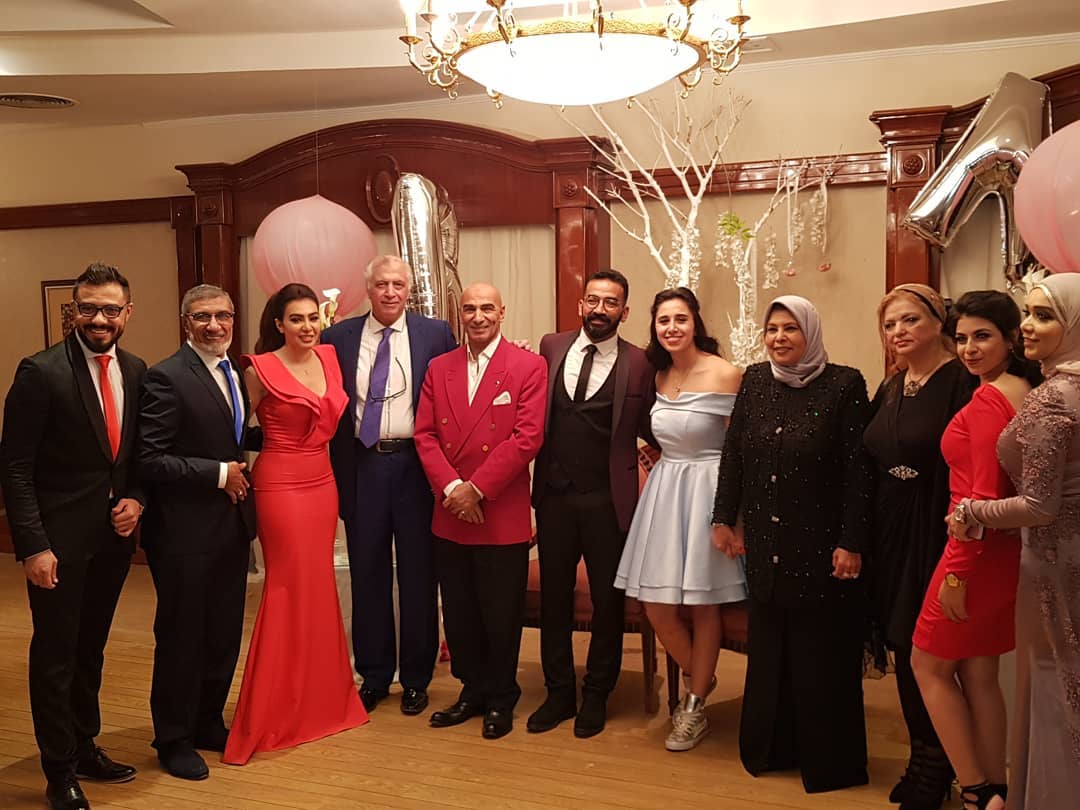 صورة عائليه من حفل الخطوبة صورة عائليه من حفل الخطوبة