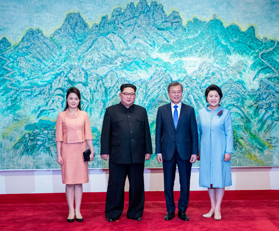 زعيم كوريا الشمالية وزوجته ونظيره الجنوبى وزوجته