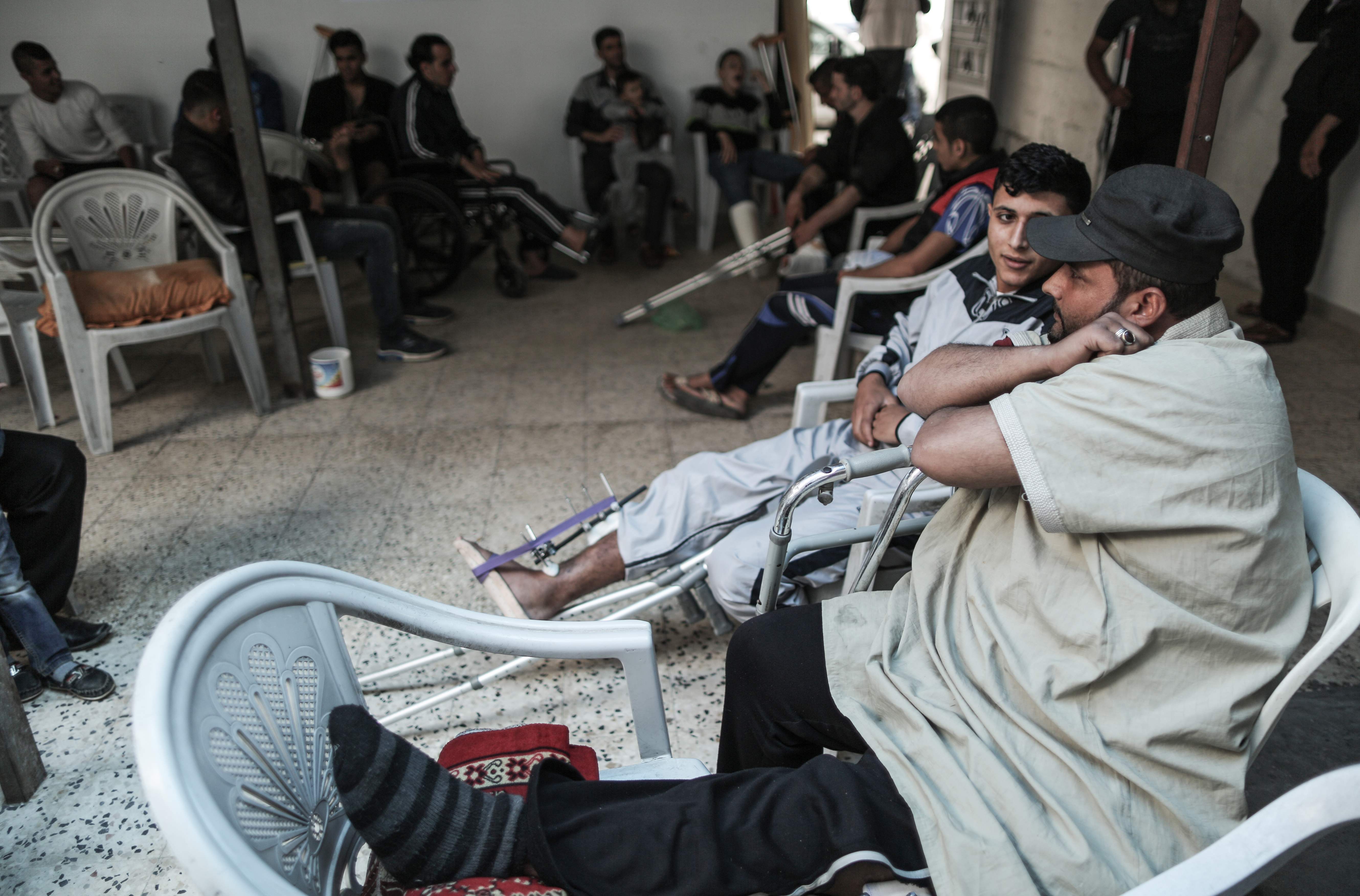عدد من الفلسطينيين يتلقون العلاج بعد إصابتهم فى اقدامهم