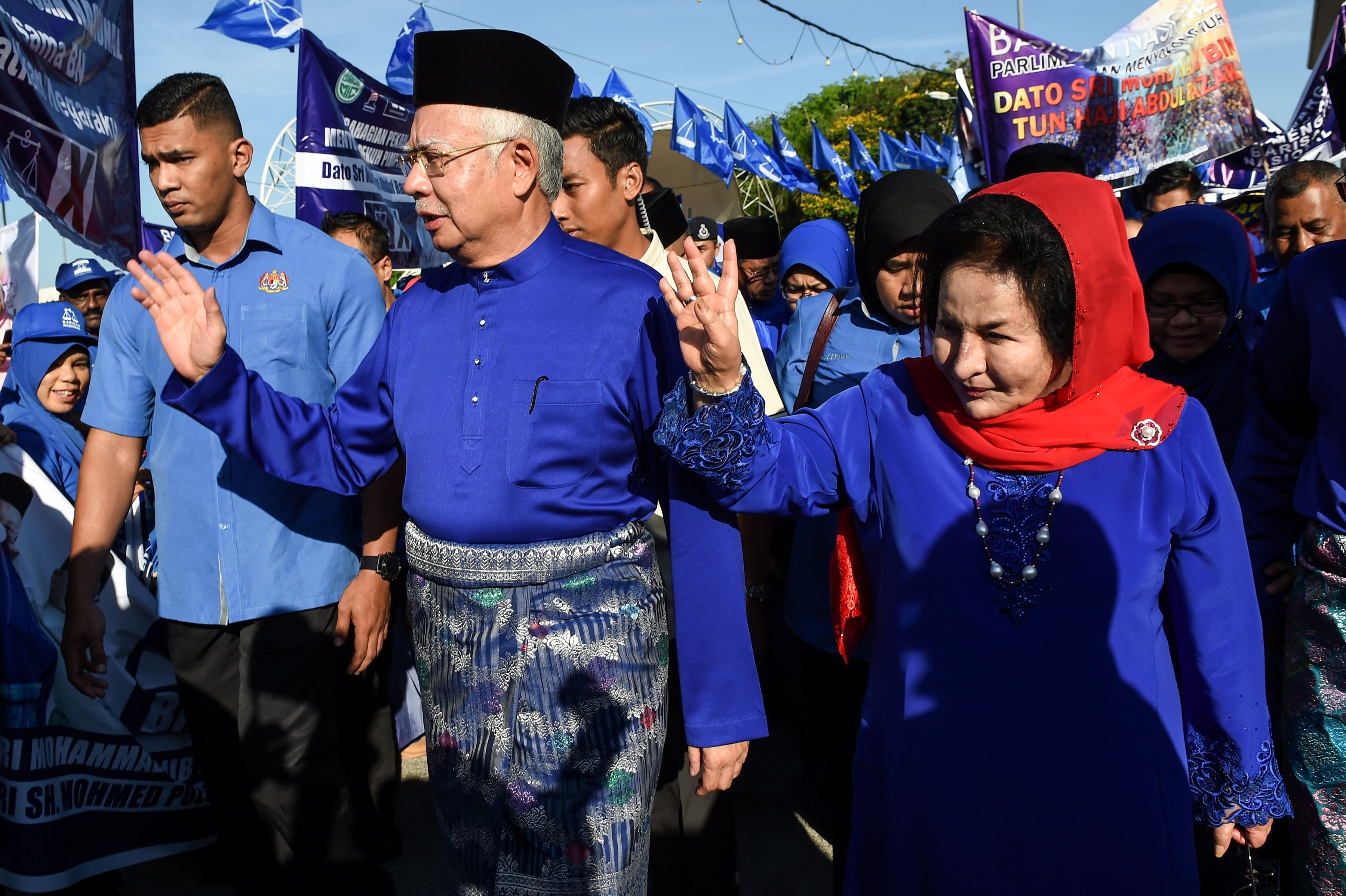 رئيس وزراء ماليزيا وقرينته يحييان أنصاره