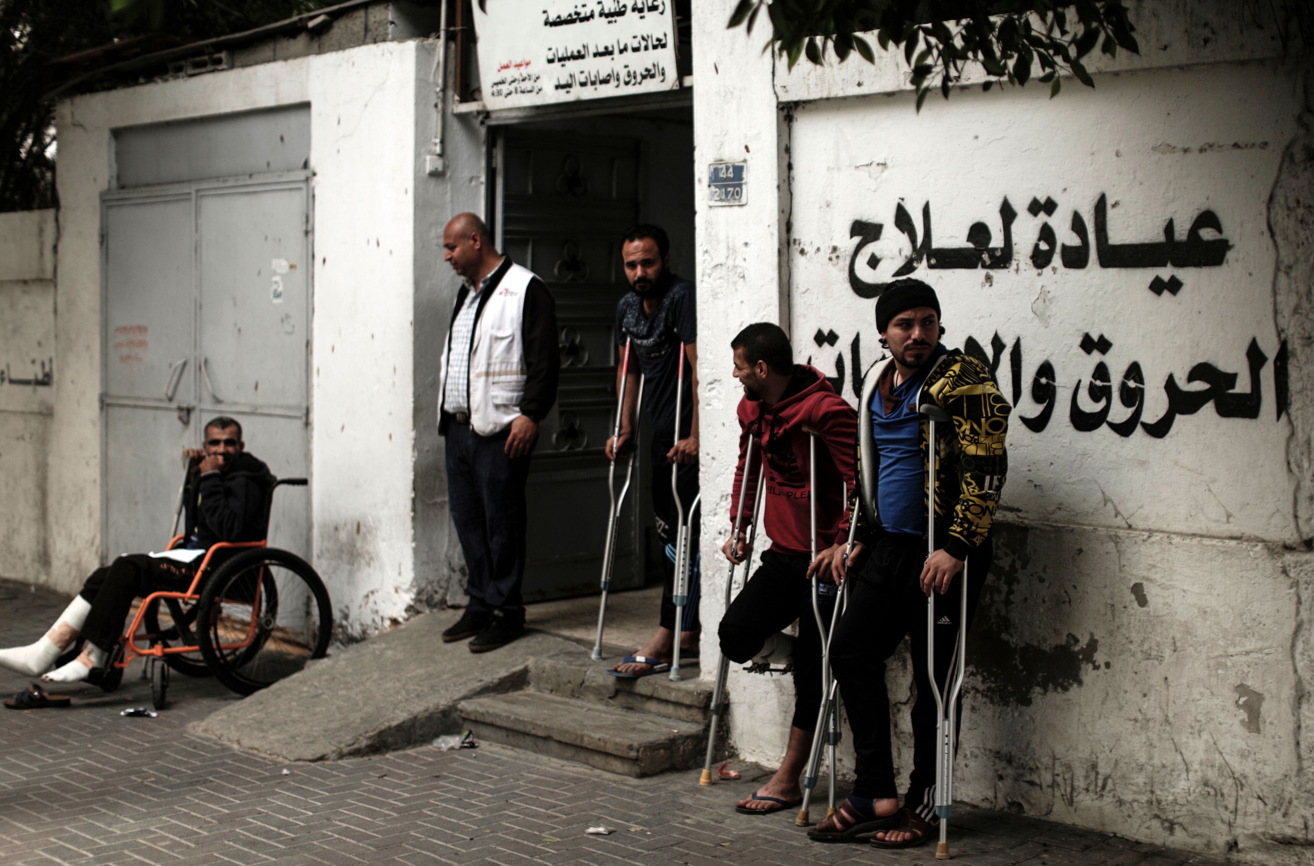 عدد من الفلسطينيين فى انتظار الرعاية الطبية