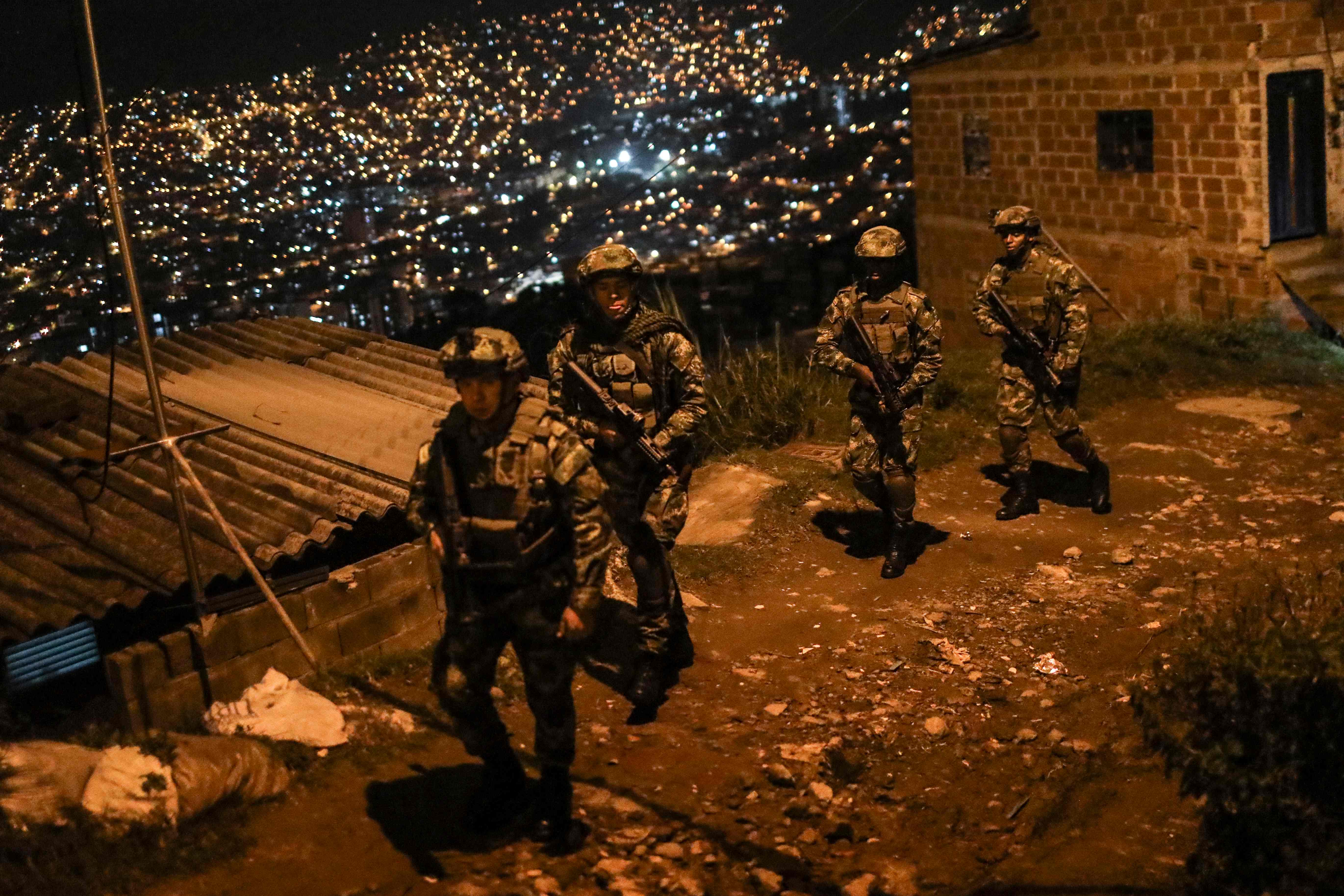 القوات الكولومبية تمشط أحد الأحياء بحثًا عن العصابات