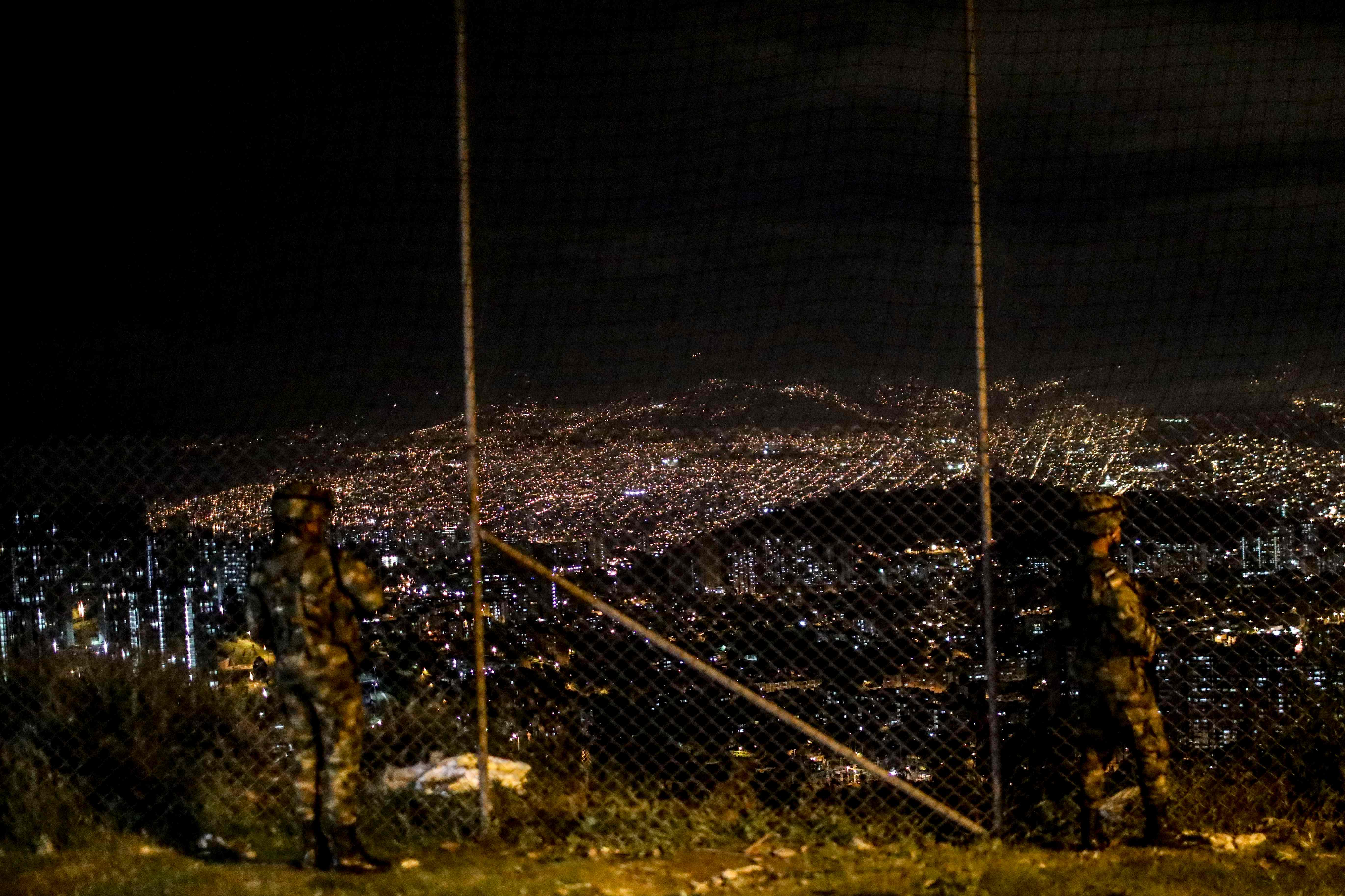 دورية حراسة فى أحد أحياء كولومبيا لضبط العصابات