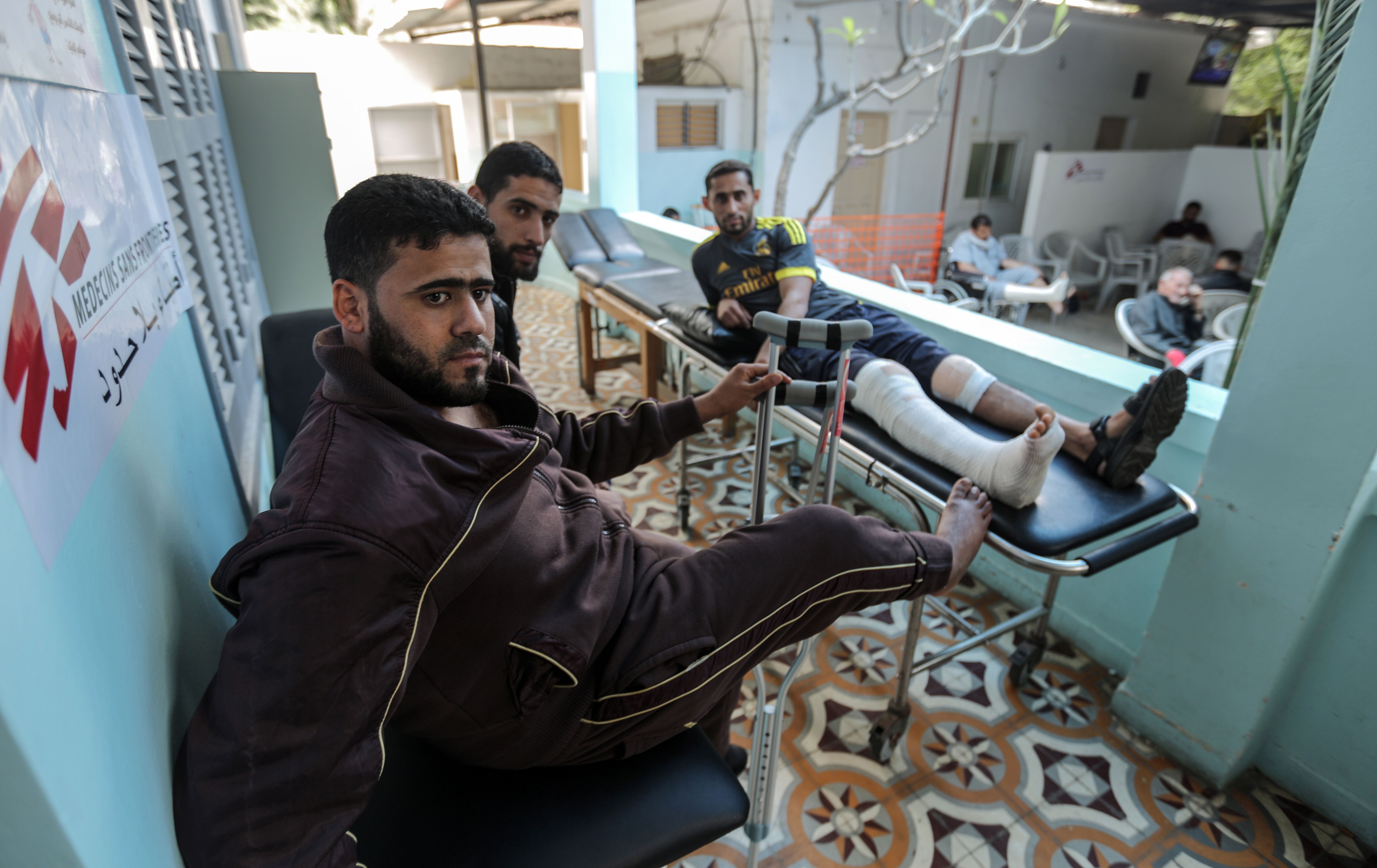 شباب فلسطينى يتلقى العلاج