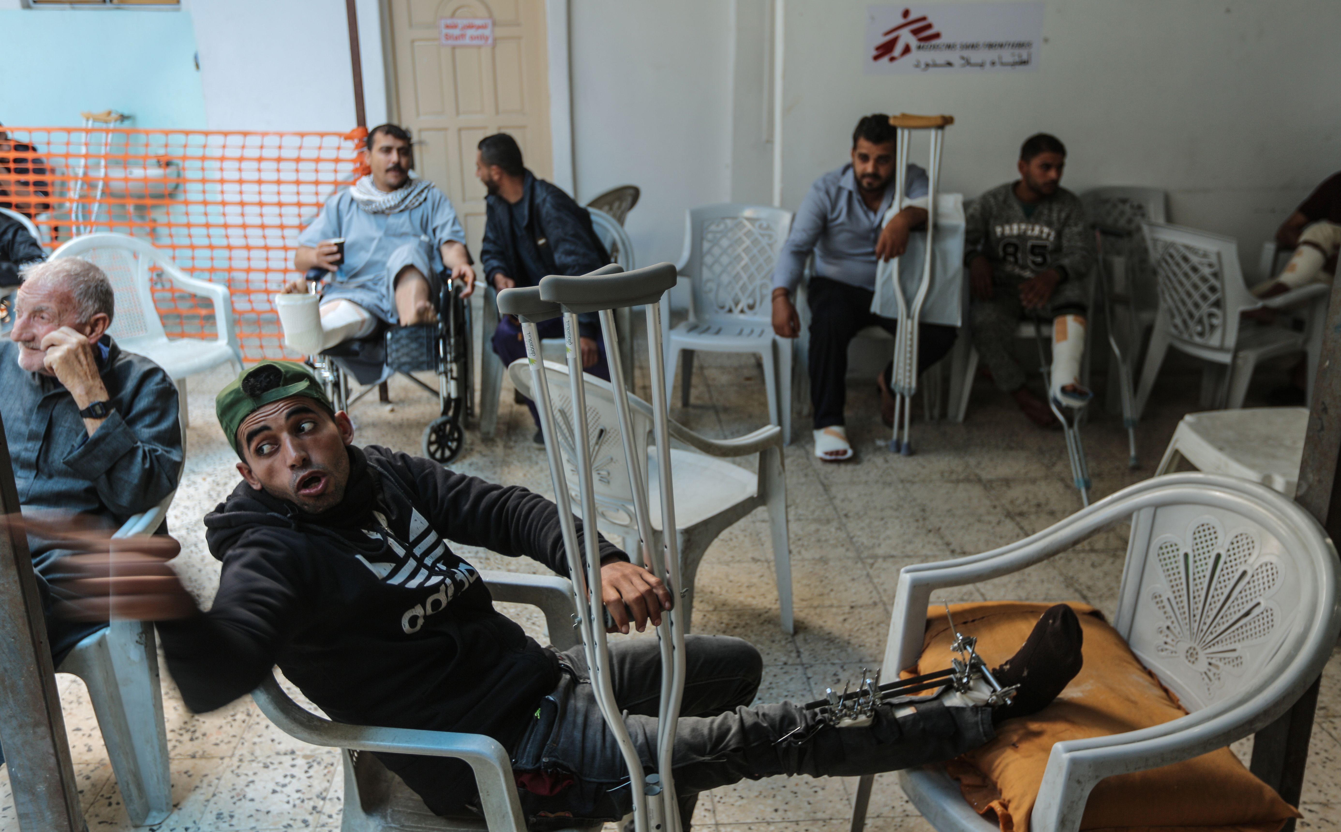 عدد من الفلسطينيين المصابين فى أطرافهم على يد الاحتلال