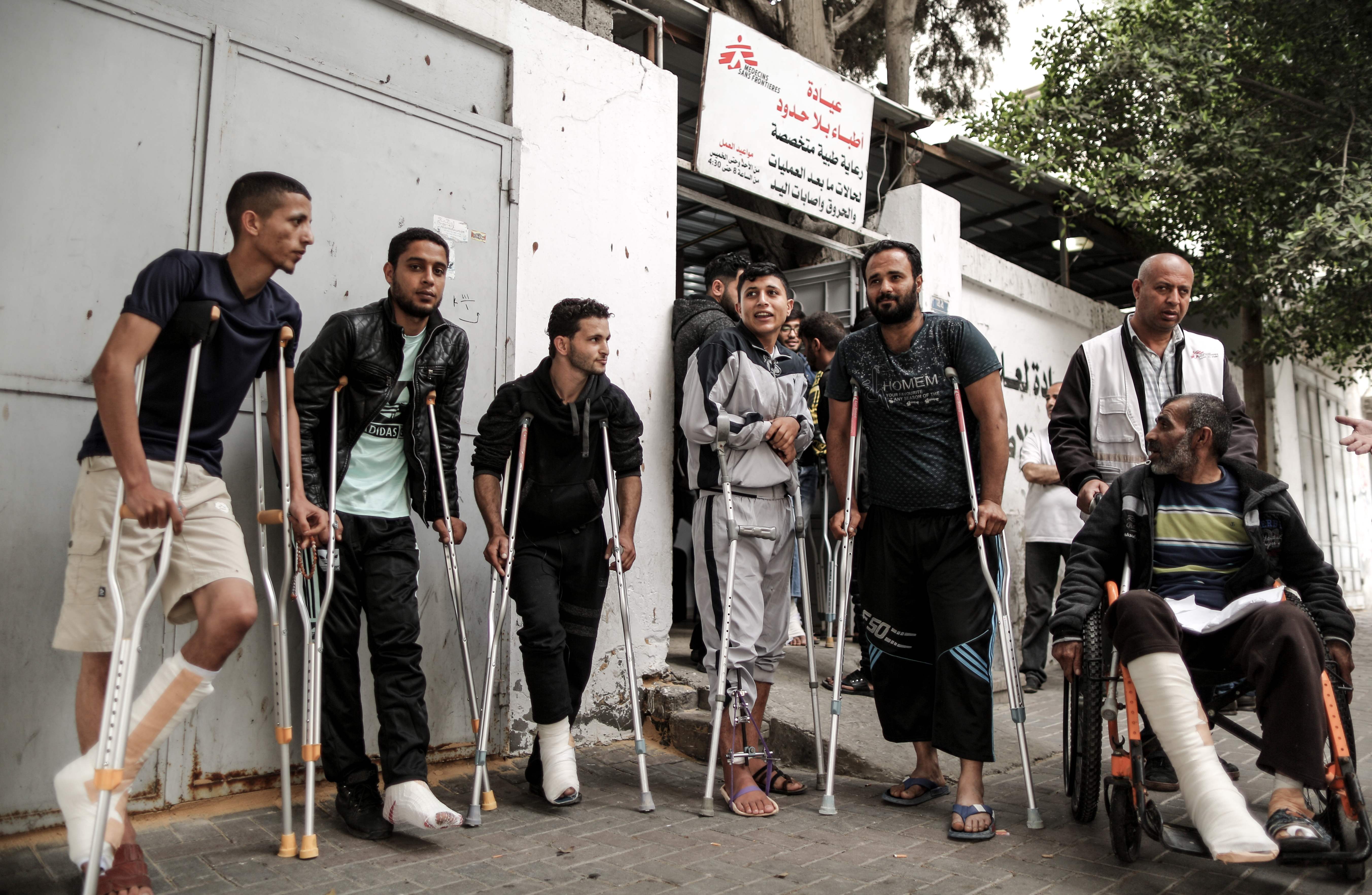 عدد من المصابين الفلسطينيين