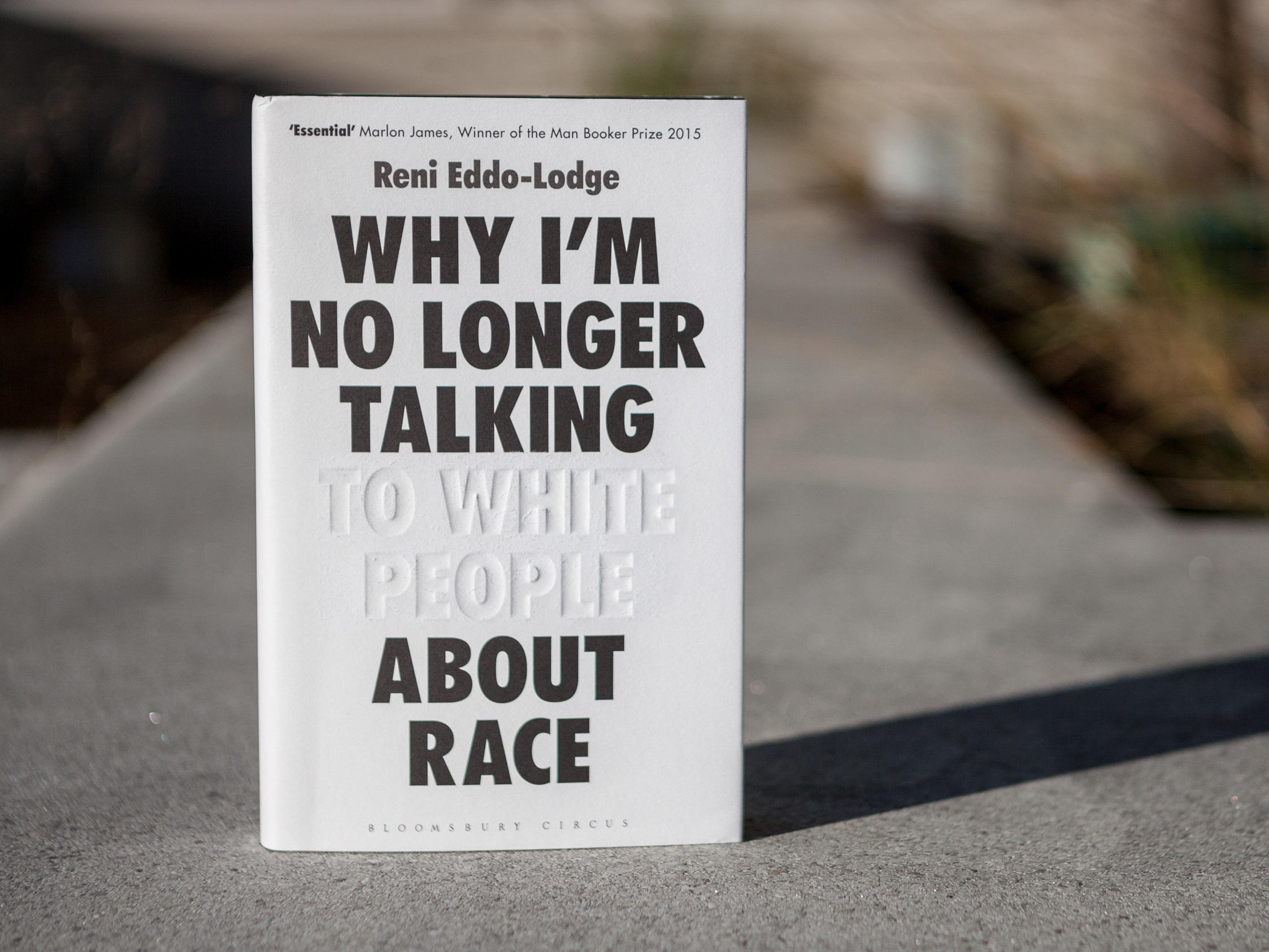 لماذا لم أعد أتحدث إلى الناس البيض حول العرق للكاتبة رينى إددو لودج