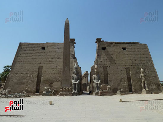 معبد الأقصر قبل إعادة التمثالين لموقعهما بأيادى البعثة المصرية