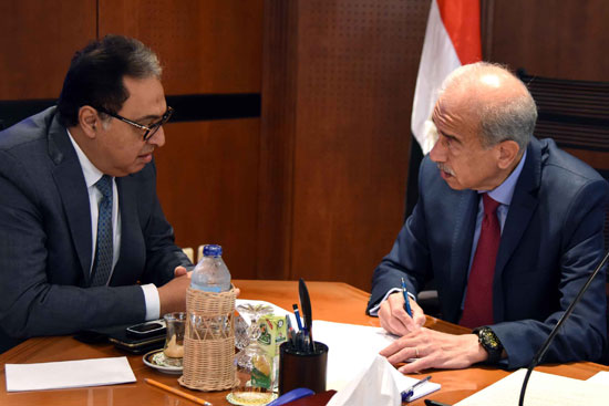 المهندس شريف إسماعيل رئيس الوزراء مع وزيرى الصحة والتعليم العالى (1)