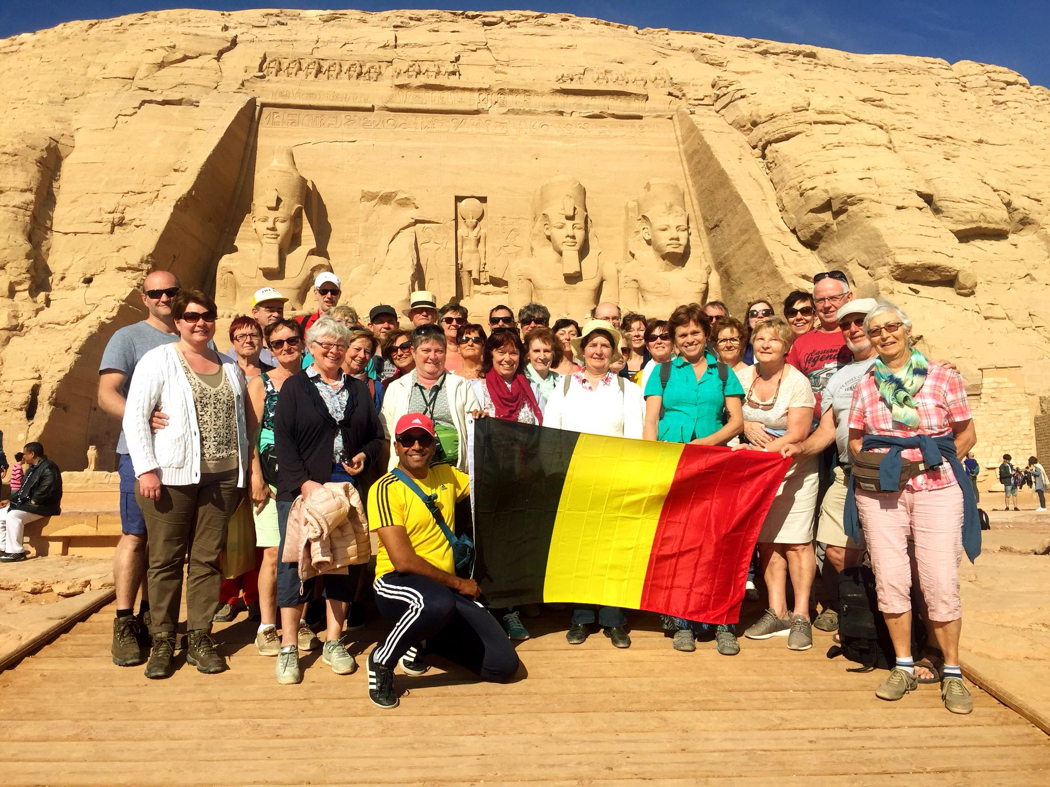 وفد السياحة البلجيكية أمام معبد أبوسمبل