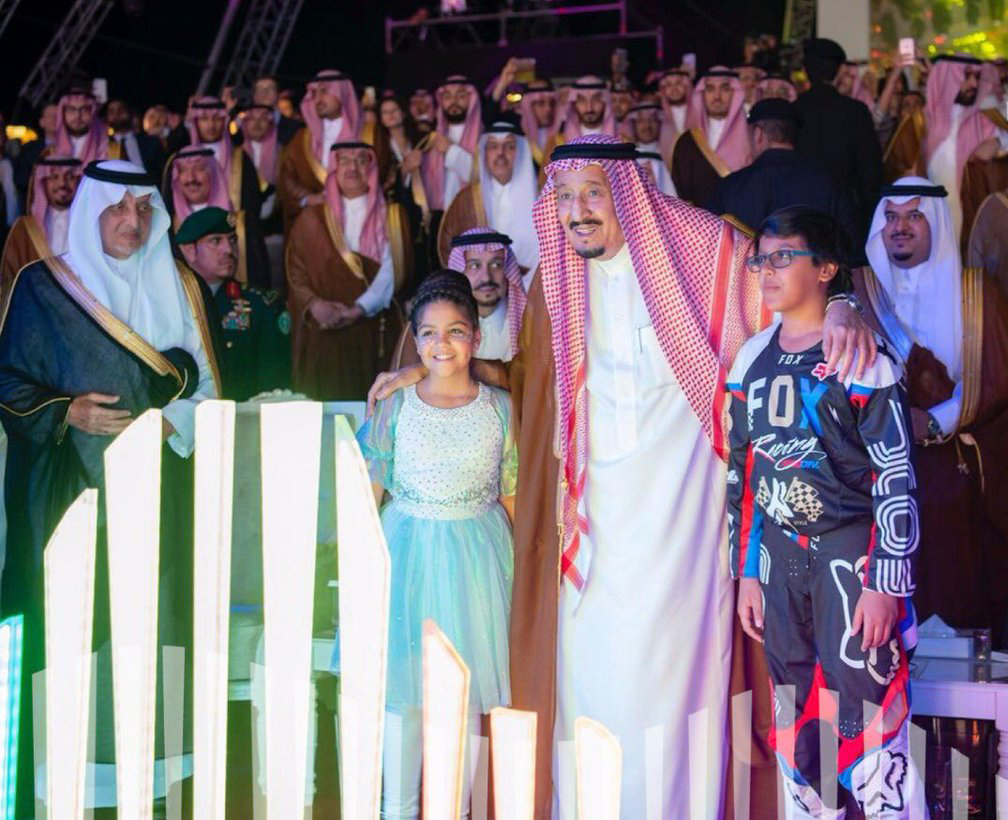 الملك سلمان بن عبد العزيز يلتقط صورا تذكارية مع الأطفال