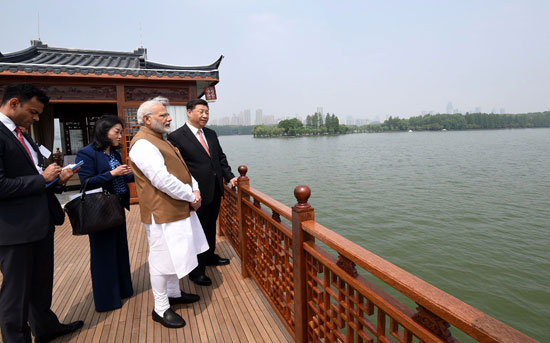 جولة بحرية لرئيس الوزراء الهندى فى بكين