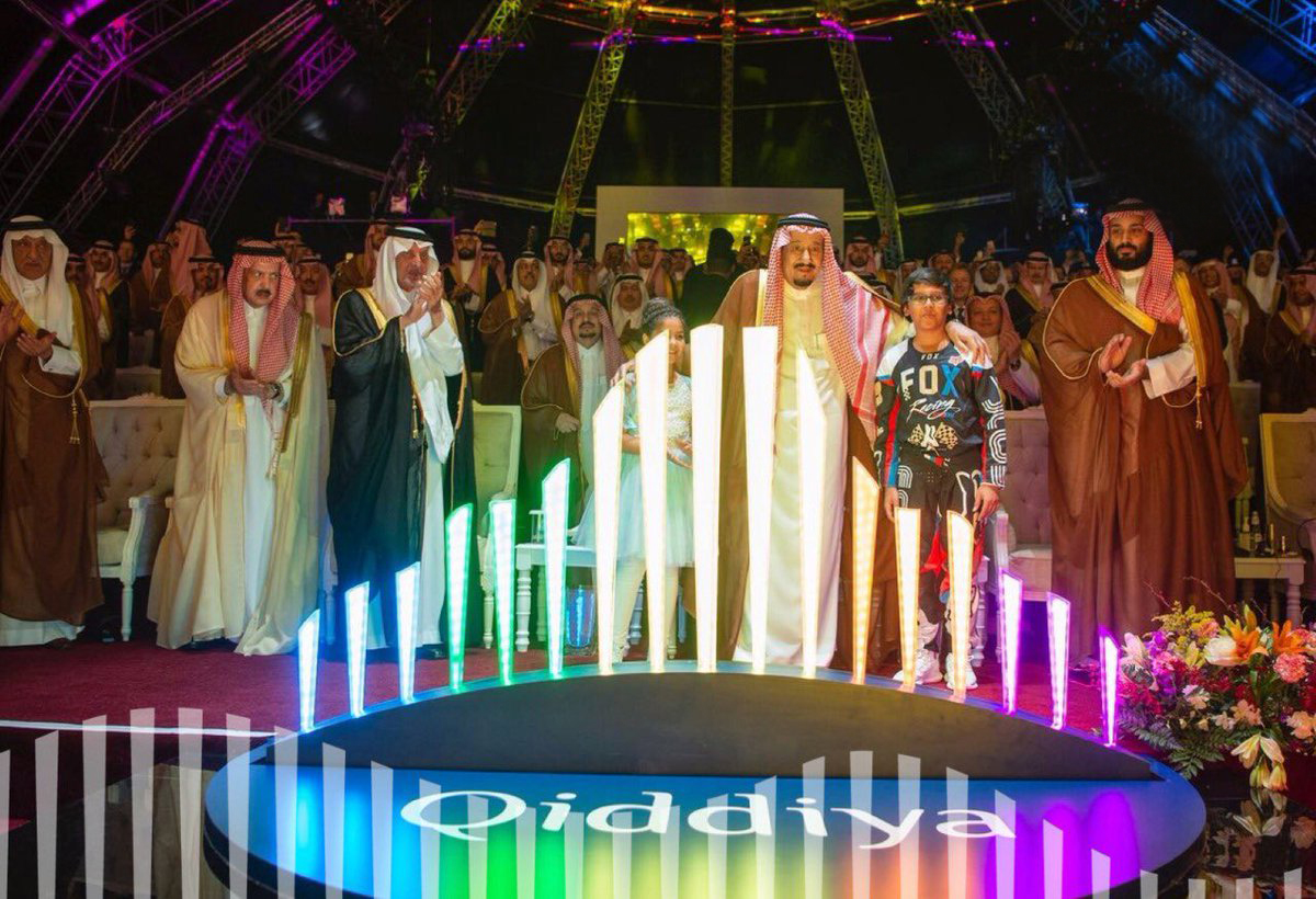 الملك سلمان بن عبد العزيز يلتقط صورا تذكارية مع الحضور