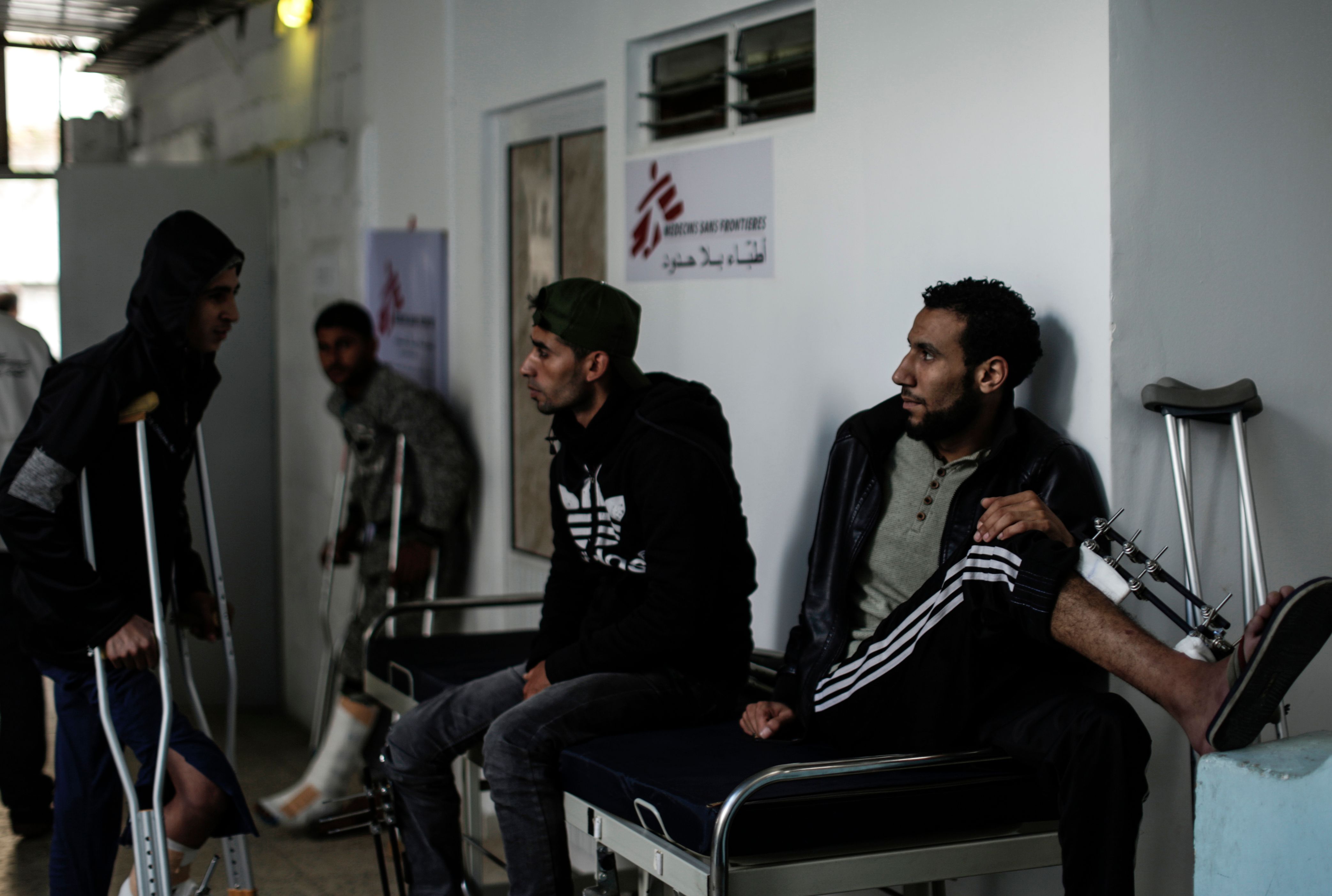 عدد من الفلسطينيين فى انتظار العلاج