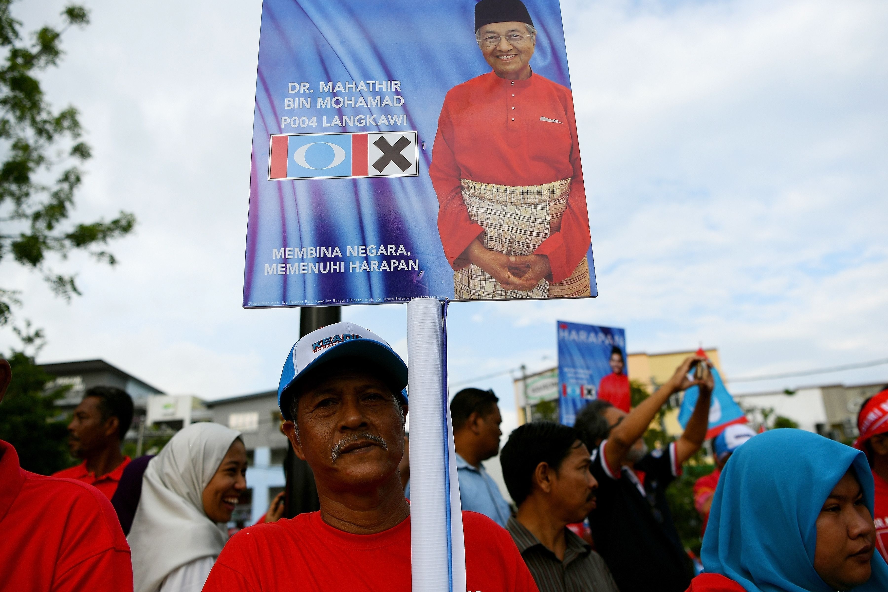 أنصار رئيس الوزراء الماليزى السابق مهاتير محمد