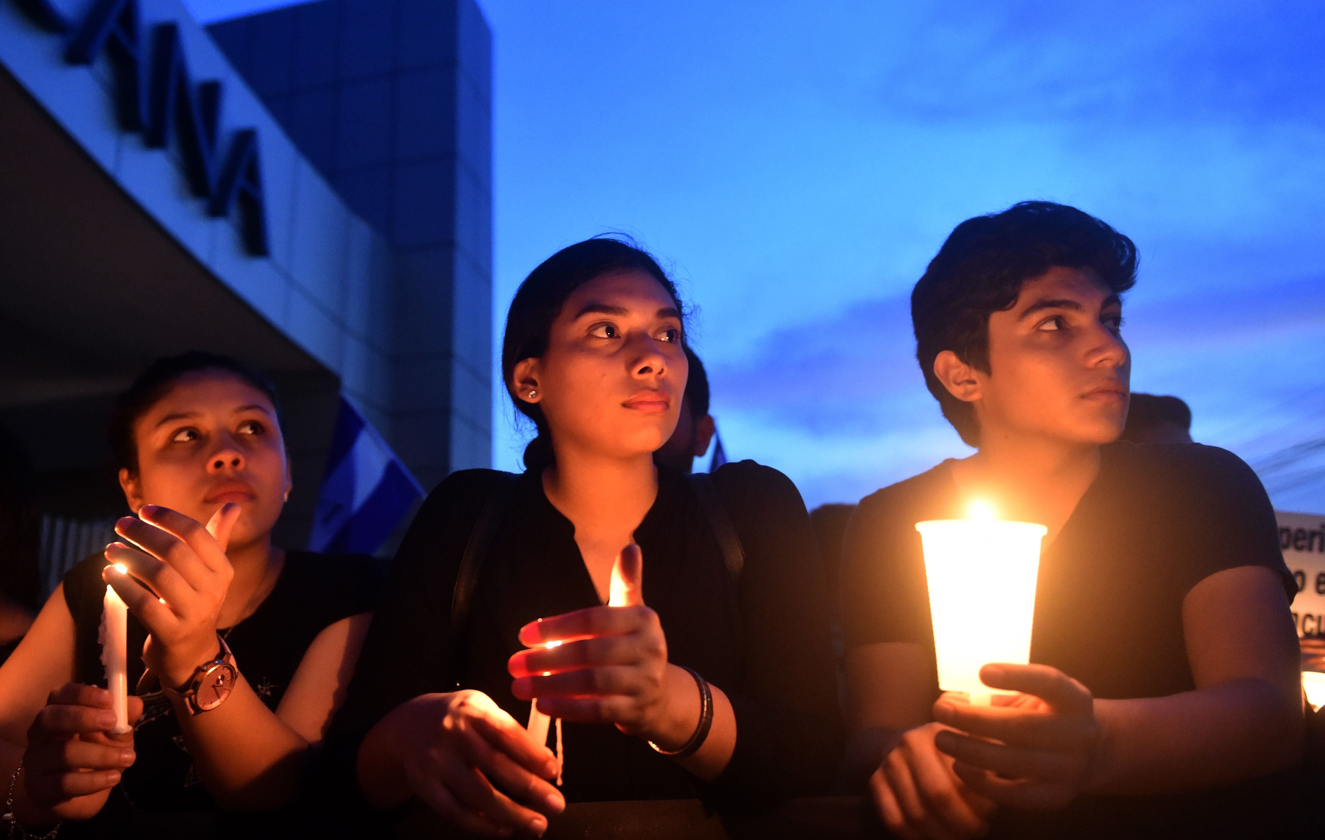 اشعال الشموع على ارواح الضحايا فى نيكاراجوا
