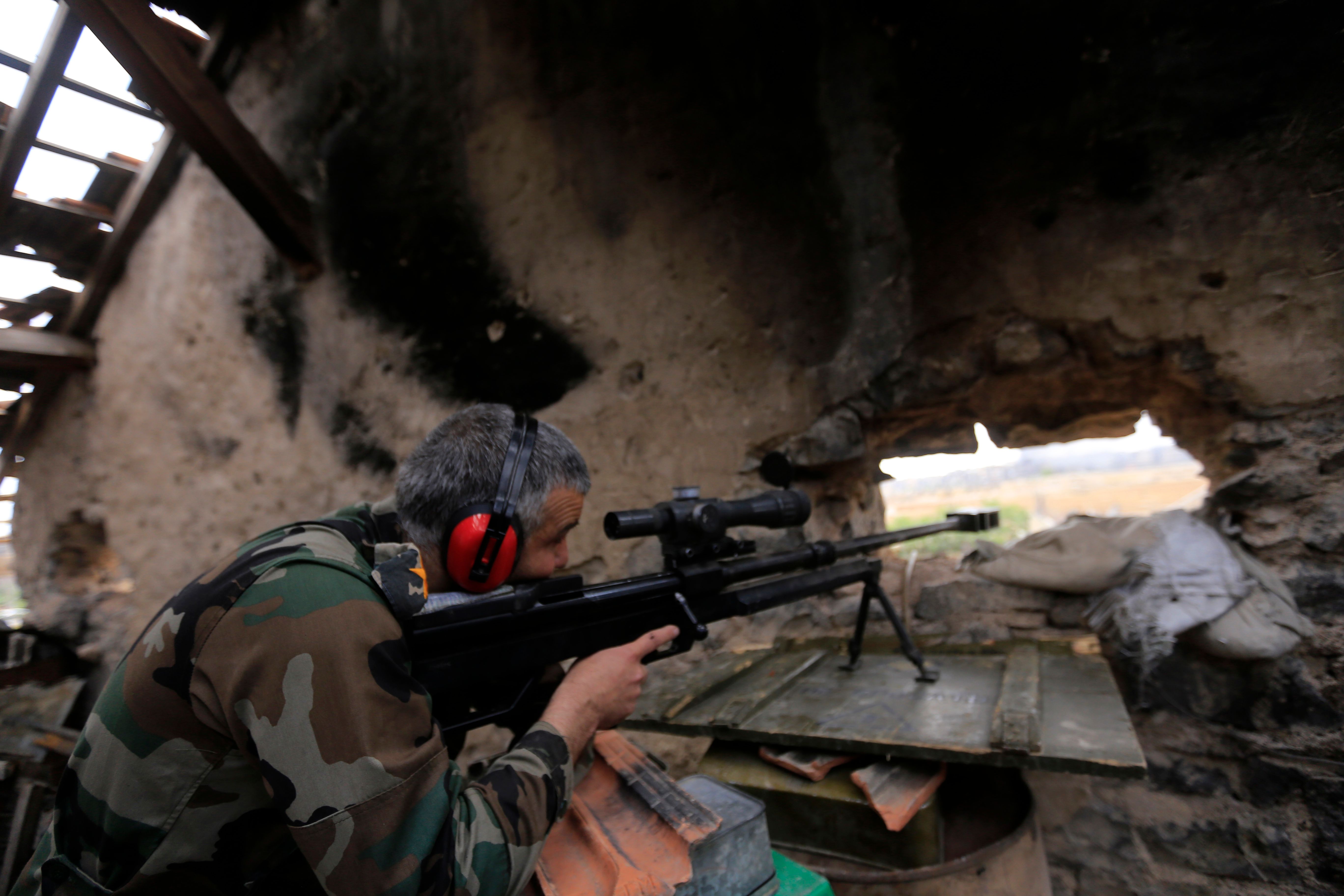  مقاتل سورى يحمل قناصة ويقاتل تنظيم داعش 