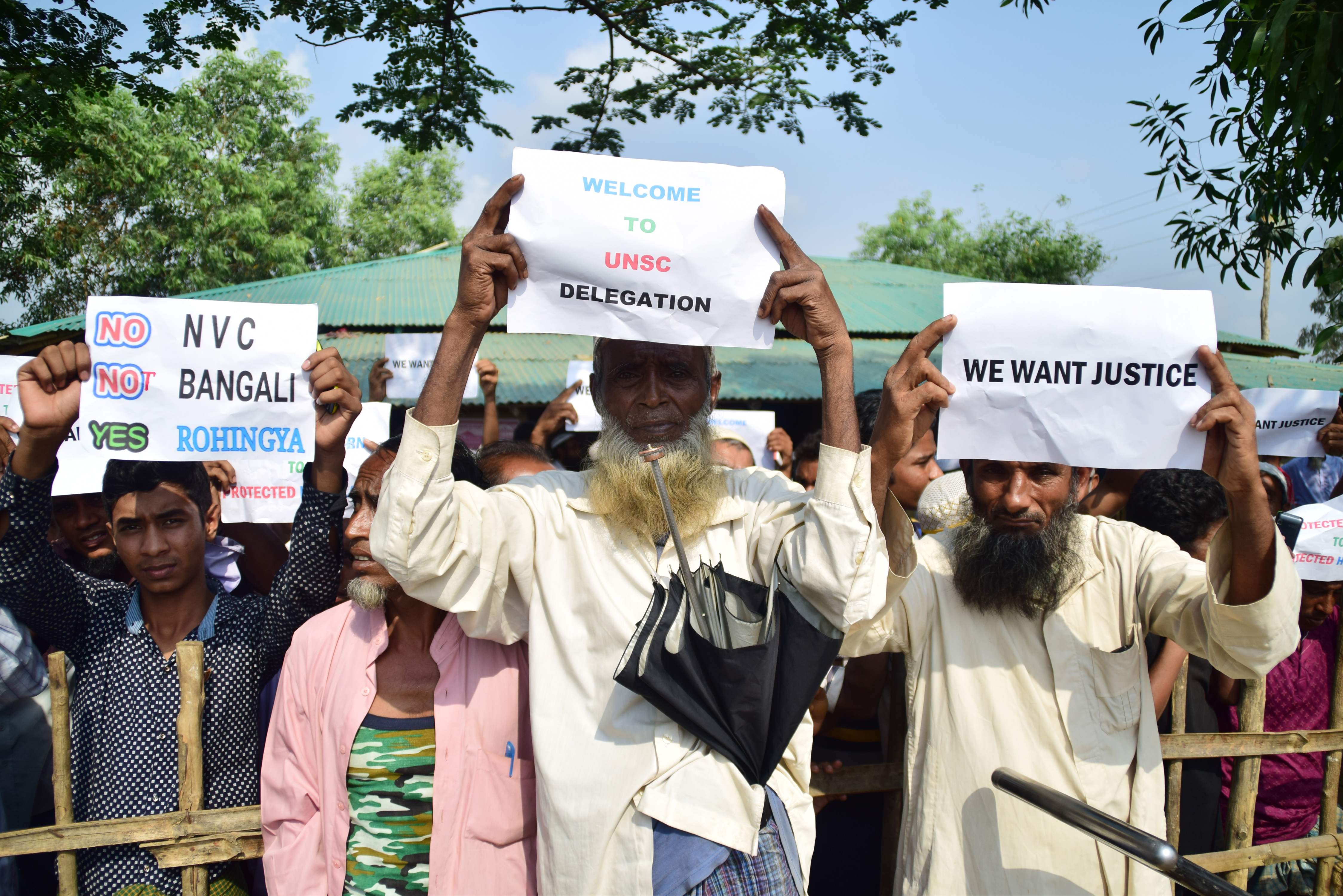 لاجئو الروهينجا يحملون لافتات تدعو الأمم المتحدة لتحقيق العدالة