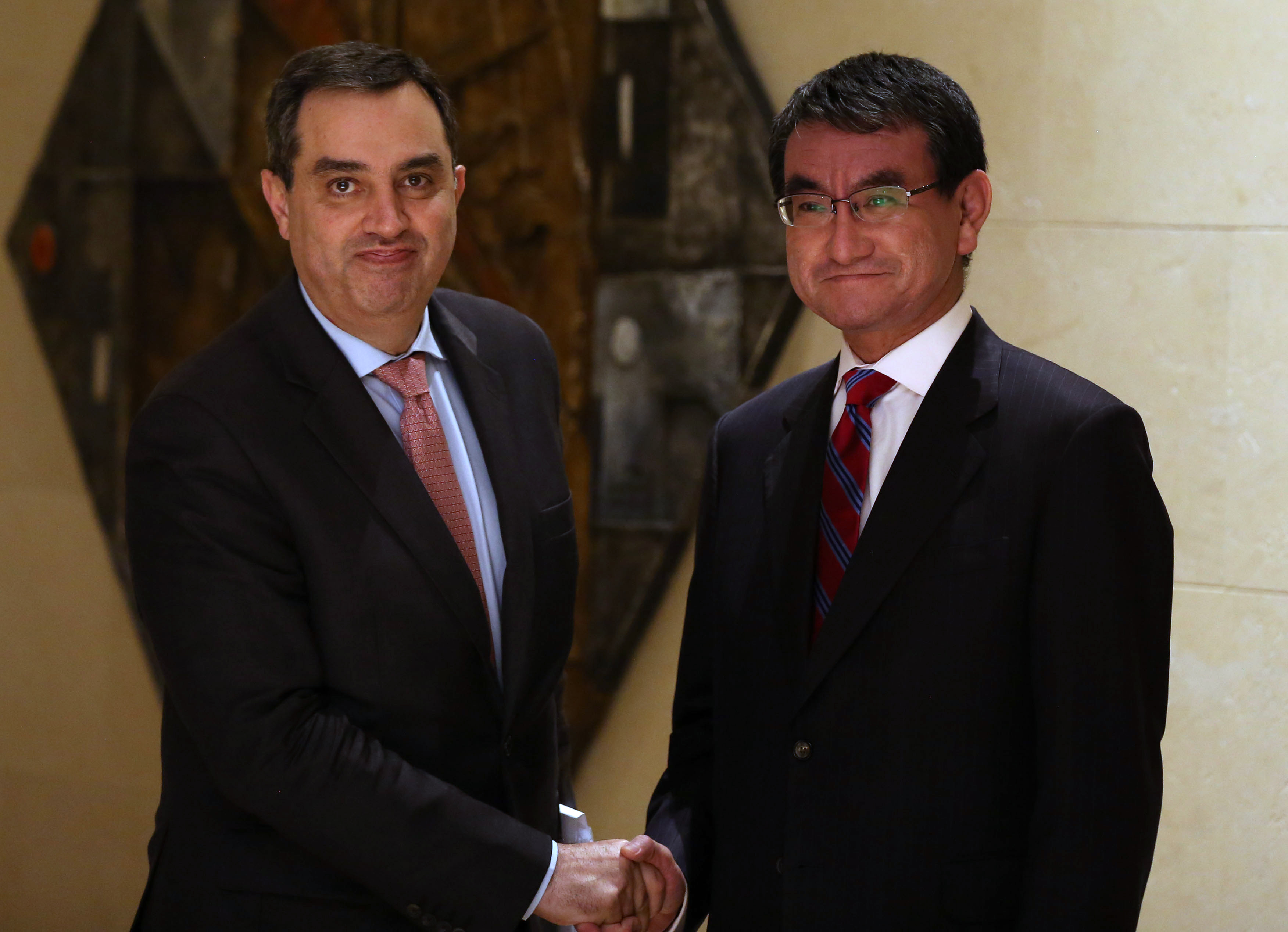 وزير التخطيط  الأردني عماد فاخوري مع وزير الخارجية الياباني