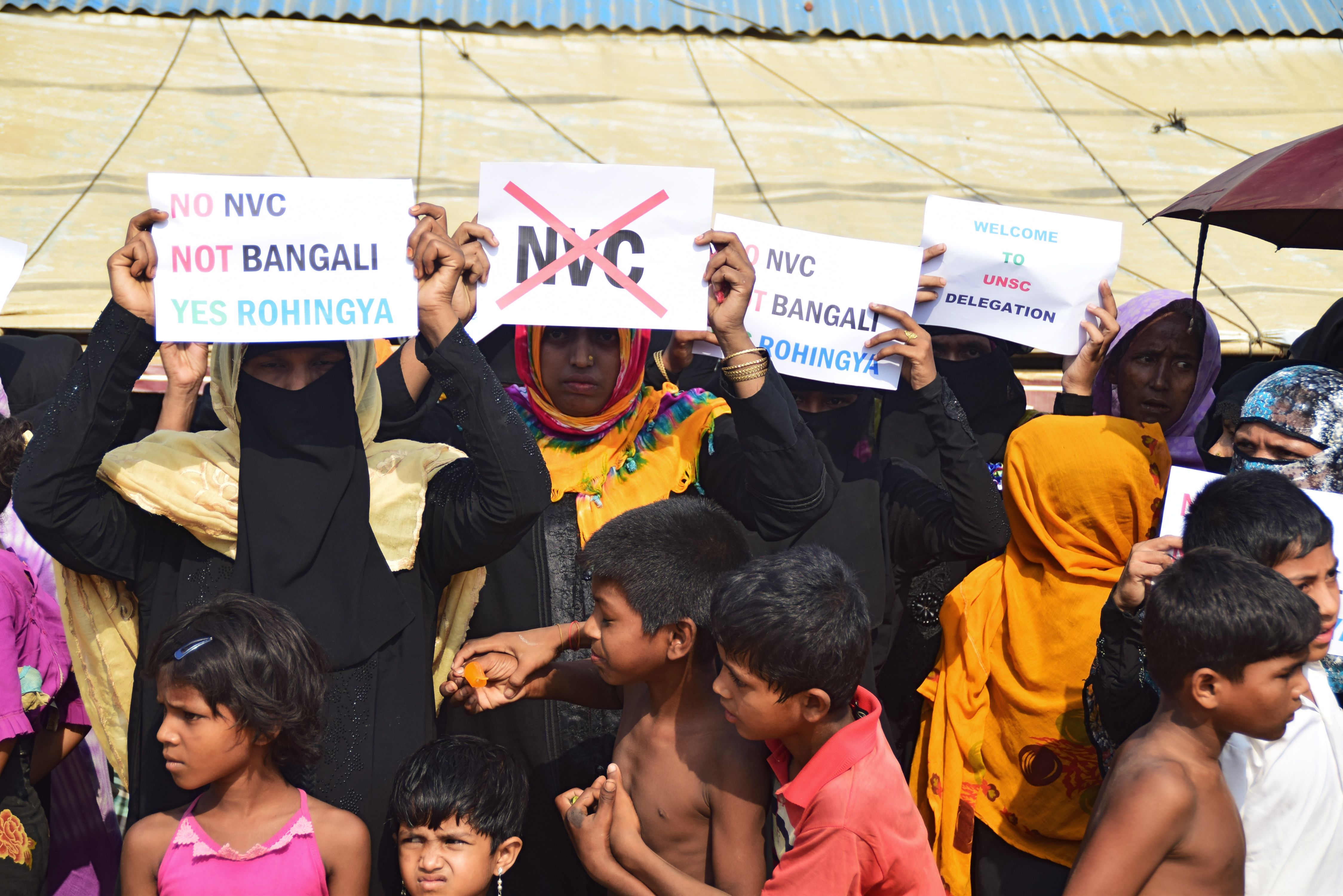 لاجئو الروهينجا أمام مقر مؤتمر بعثة الأمم المتحدة ببنجلاديش