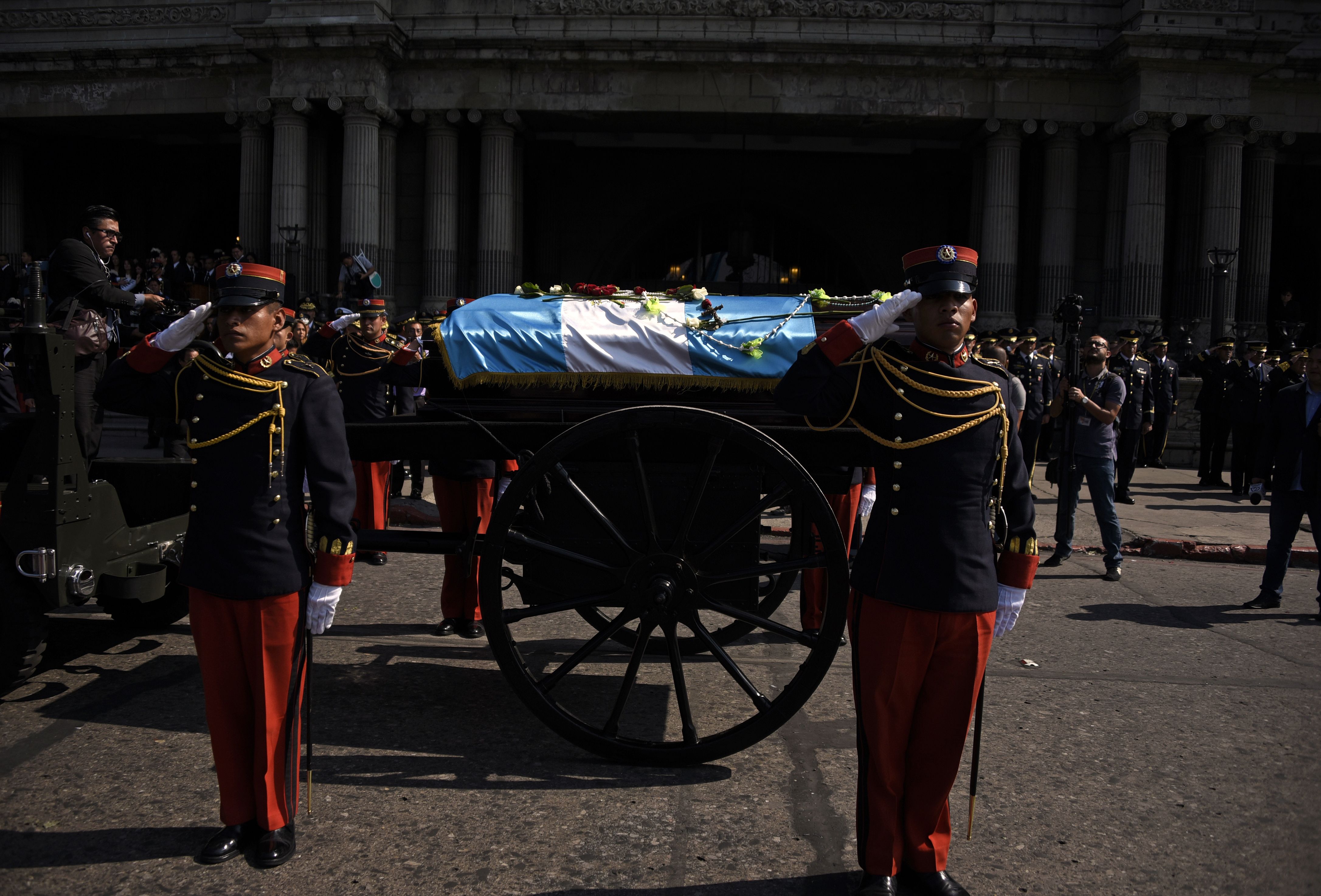جنازة عسكرية مهيبة لرئيس جواتيمالا السابق