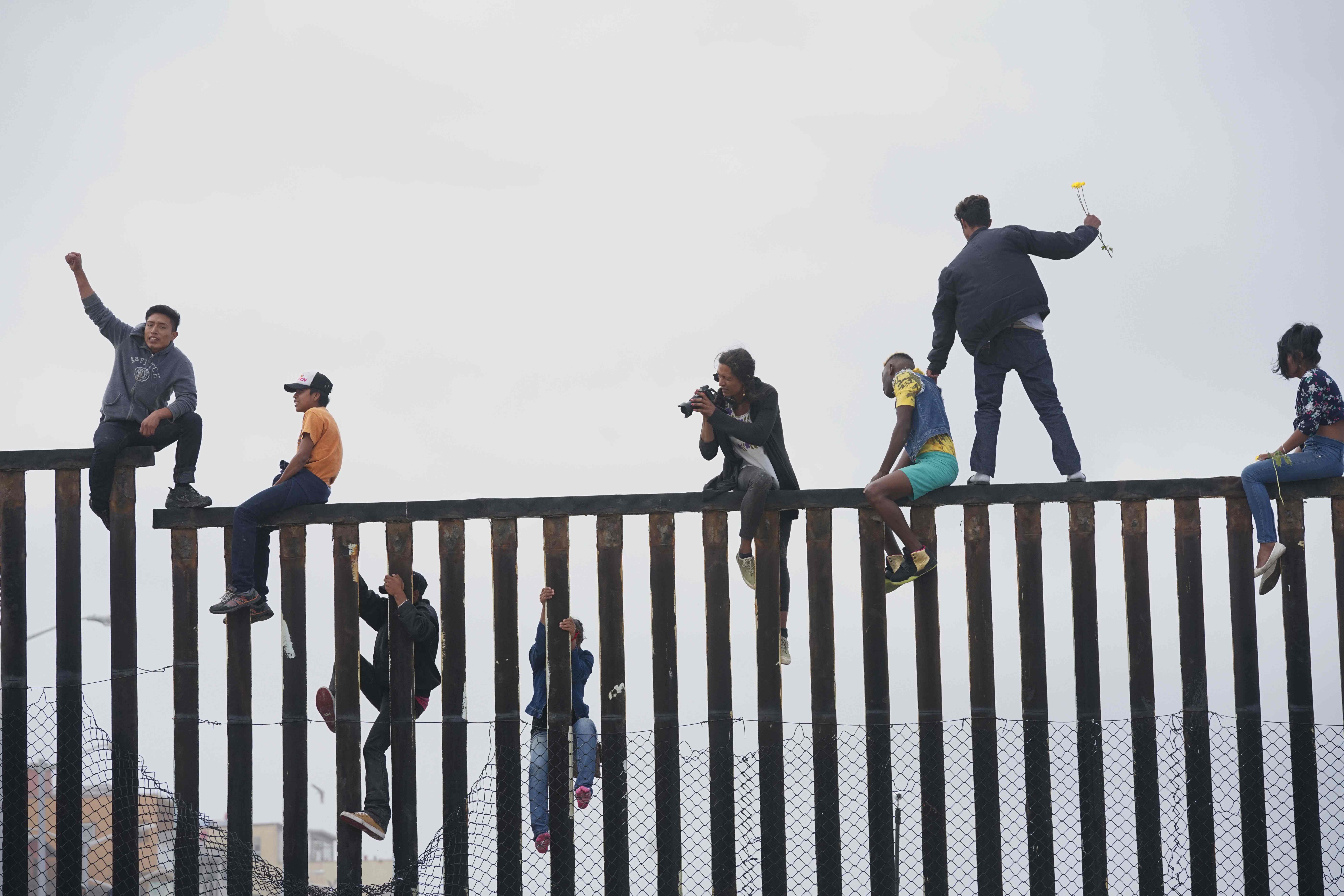 مهاجرون ينجحون فى اجتياز الجدار