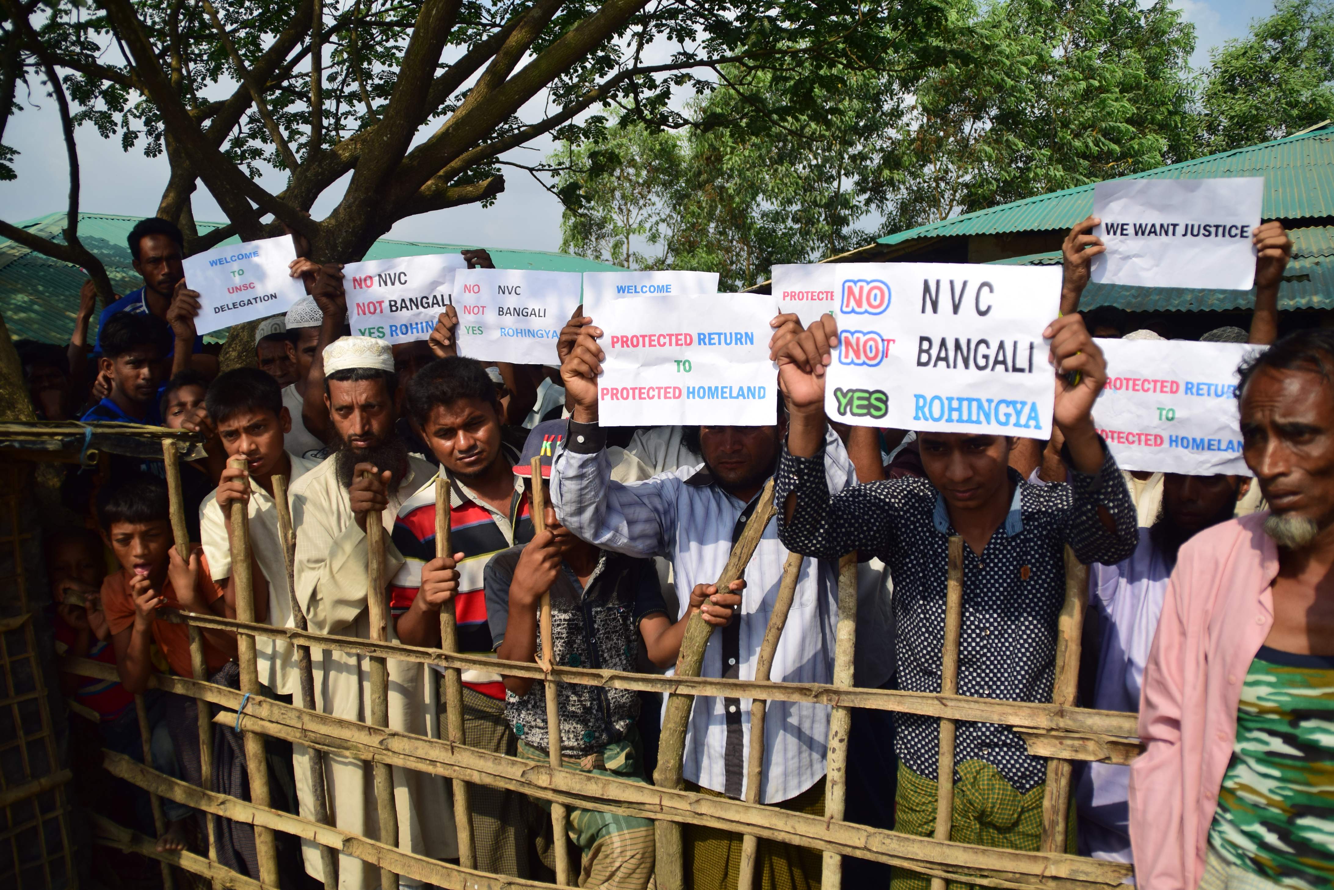 لاجئو الروهينجا فى بنجلاديش يستقبلون بعثة الأمم المتحدة