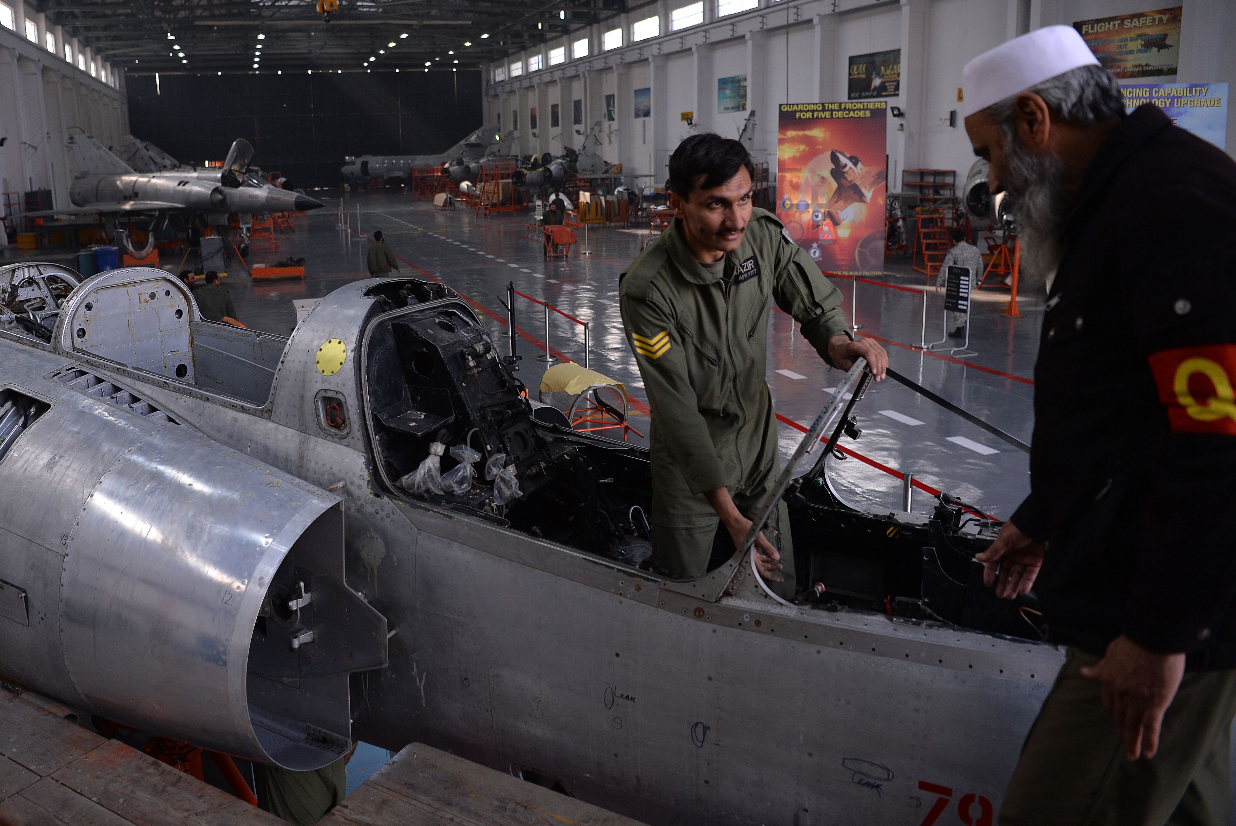 عمليات صيانة لطائرة فى باكستان