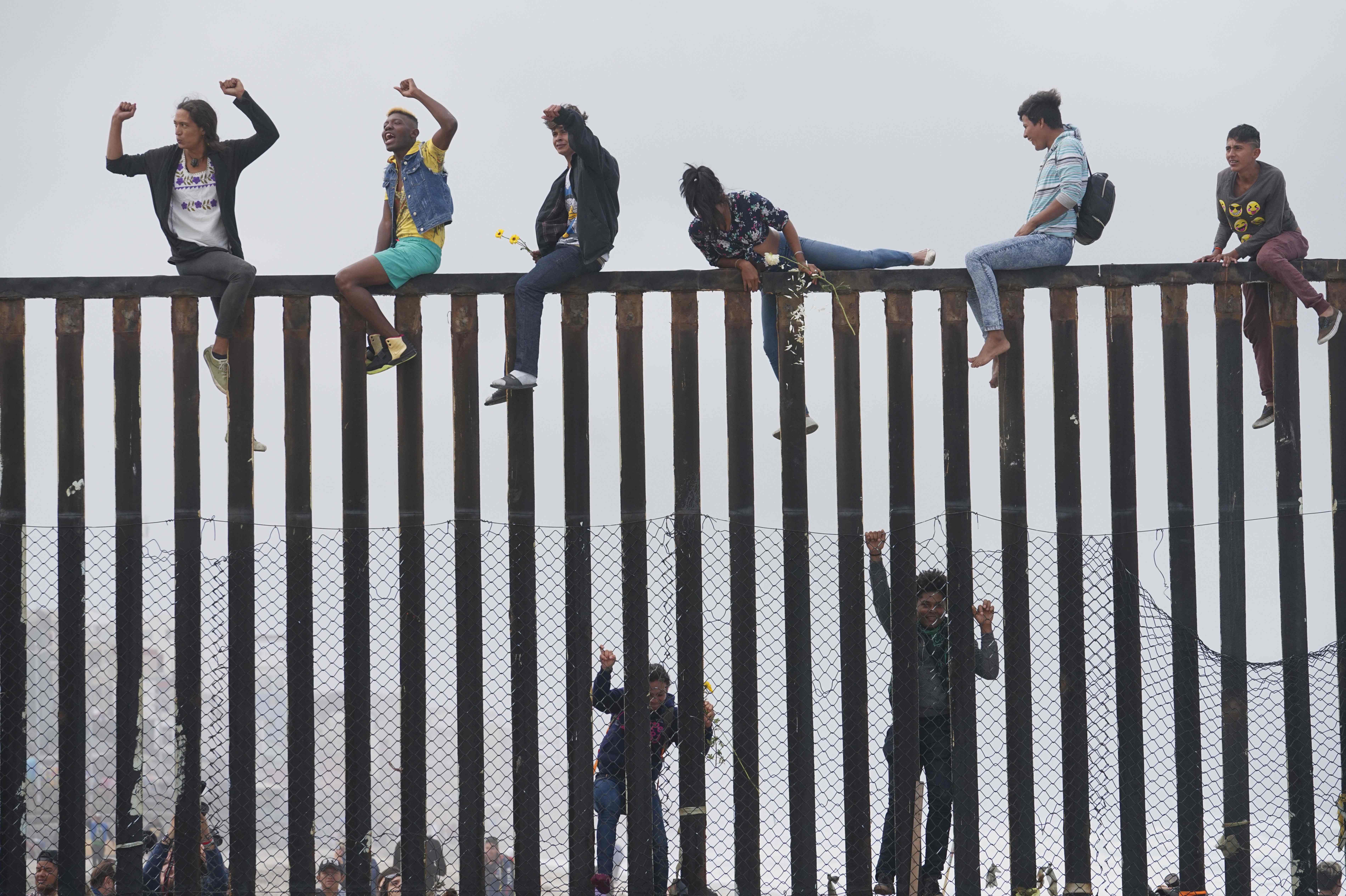 عشرات المهاجرون فوق الجدار الحدودى