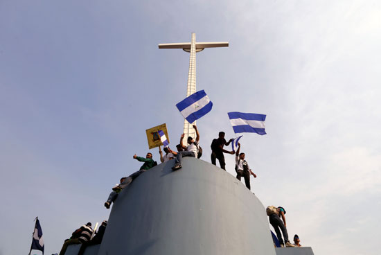 شباب يعتلون قمة كاتدرائية فى نيكاراجوا