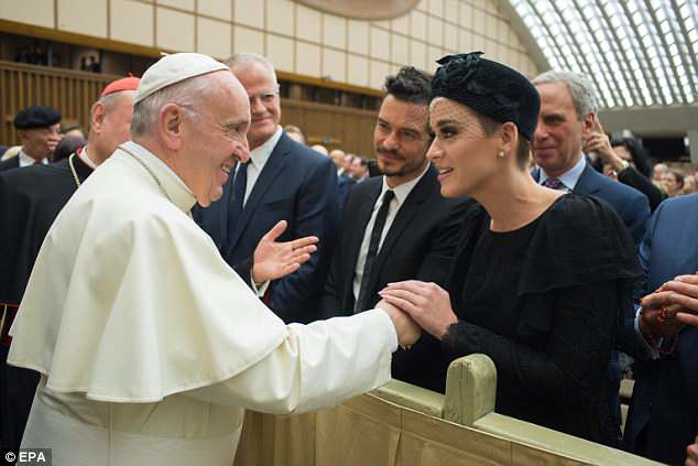 katy-perry-orlando-bloom-head-to-vatican-city-to-meet-pope-04