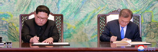 توقيع زعيما الكوريتين خلال القمة التاريخية