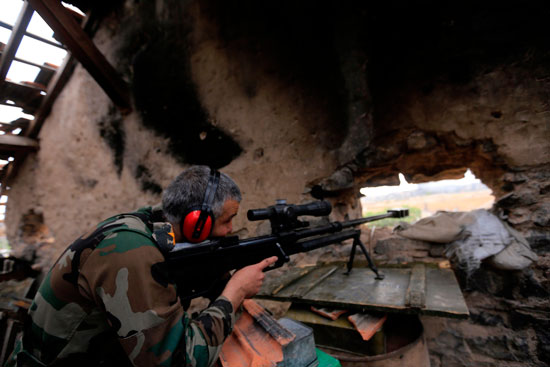 مقاتل سورى يحمل قناصة ويقاتل تنظيم داعش 